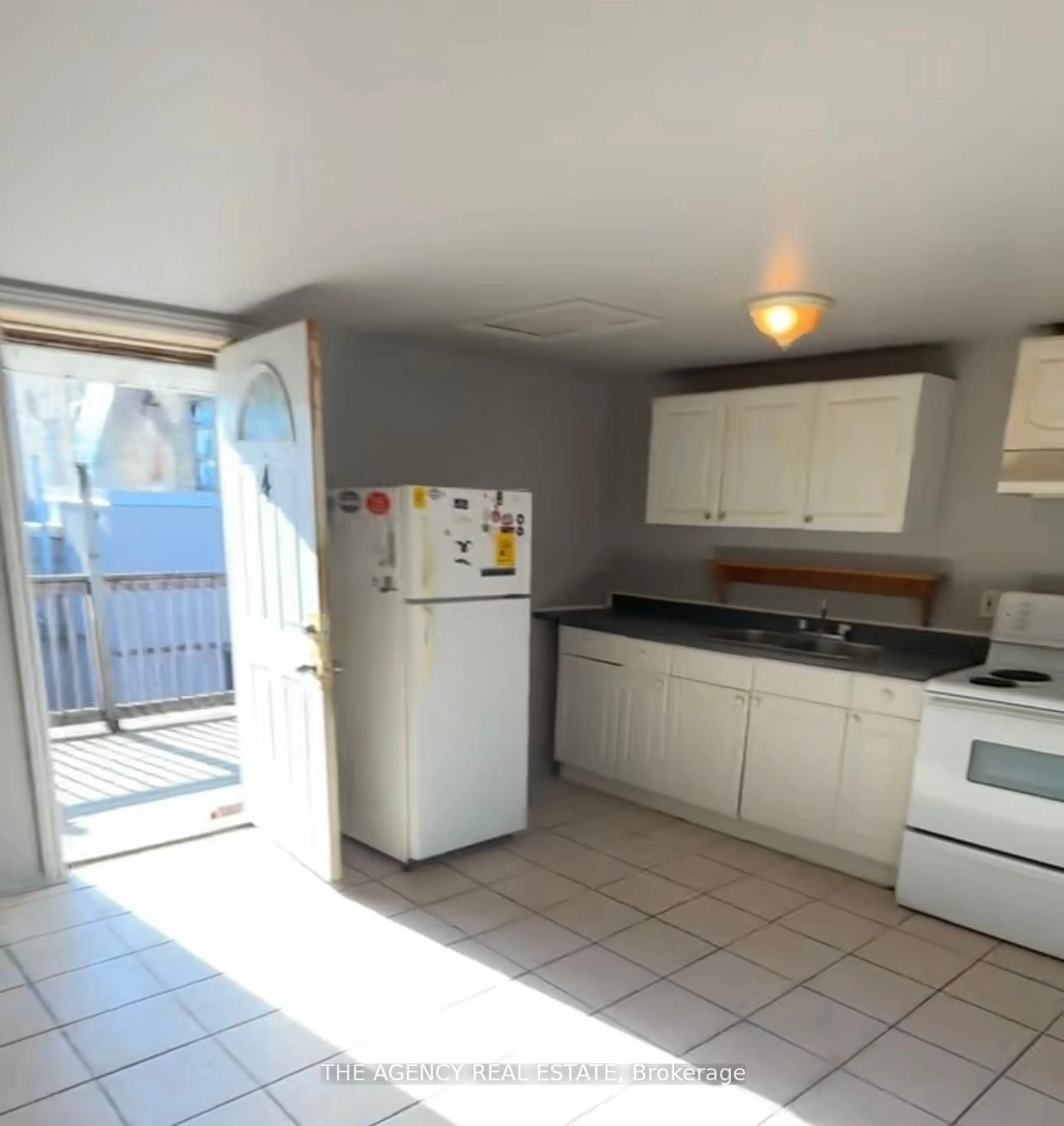 Standard kitchen, unknown for 714 Dundas St, London East Ontario N5W 2Z4