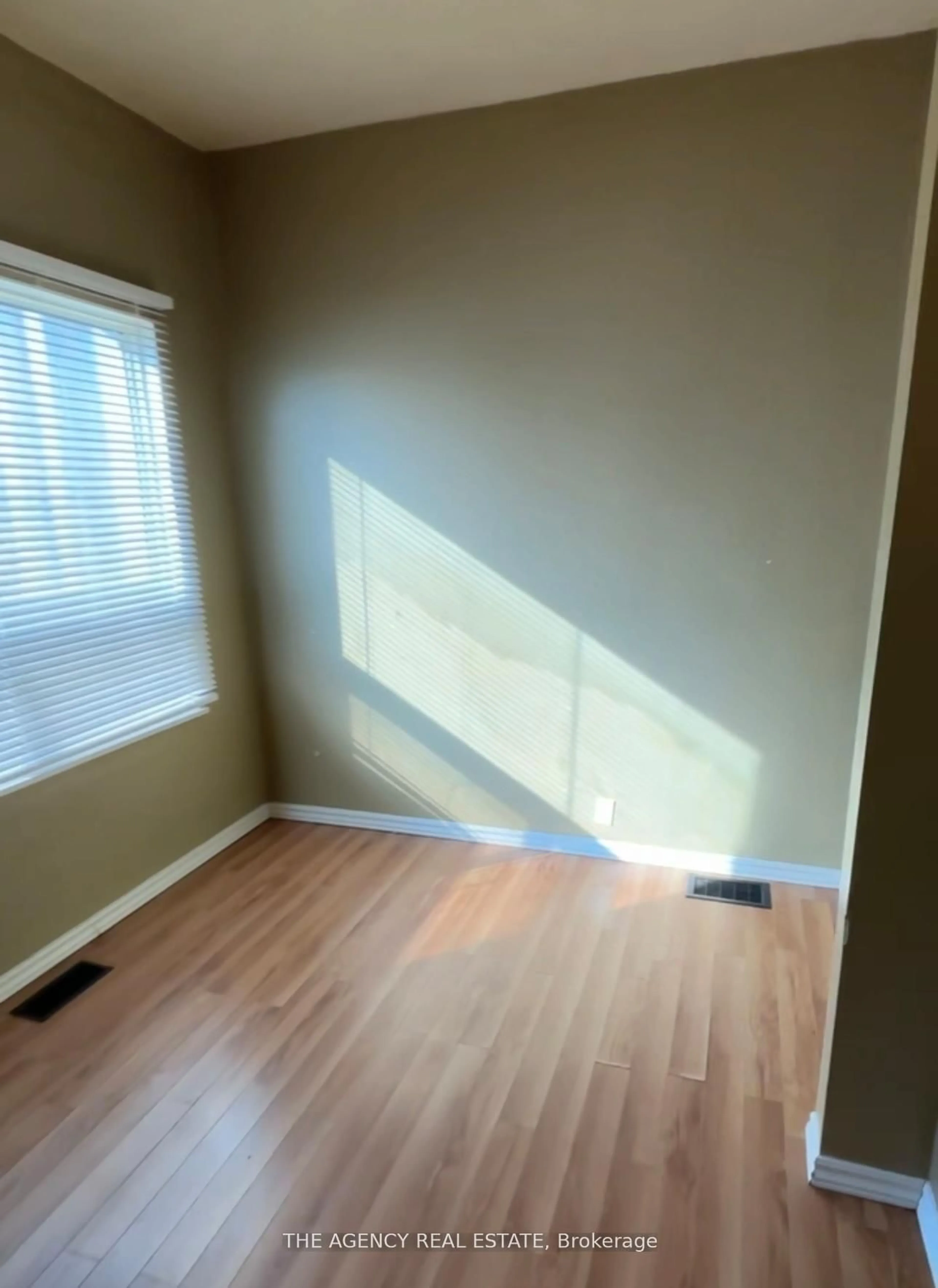 A pic of a room for 714 Dundas St, London East Ontario N5W 2Z4