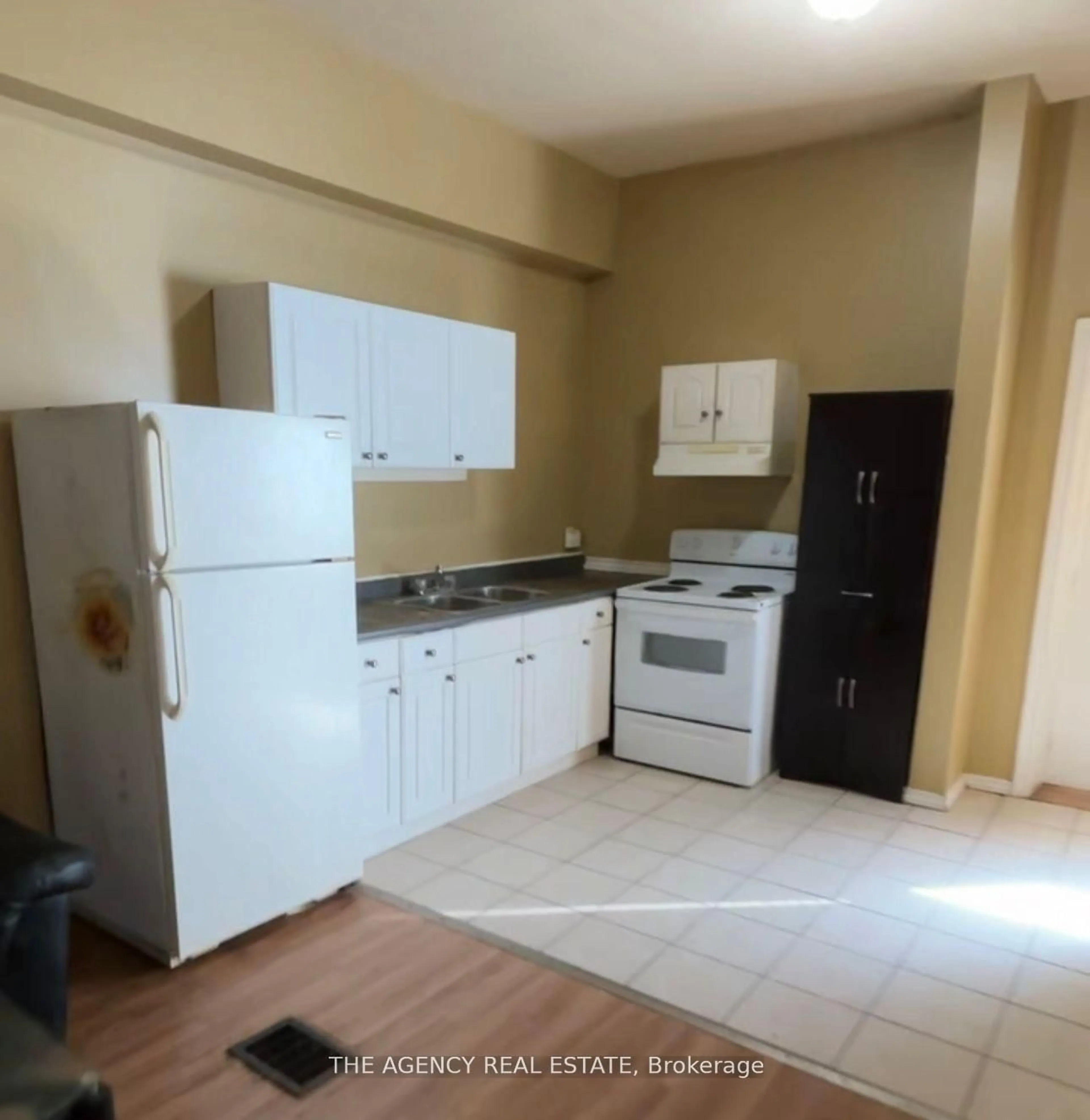 Standard kitchen, unknown for 714 Dundas St, London East Ontario N5W 2Z4