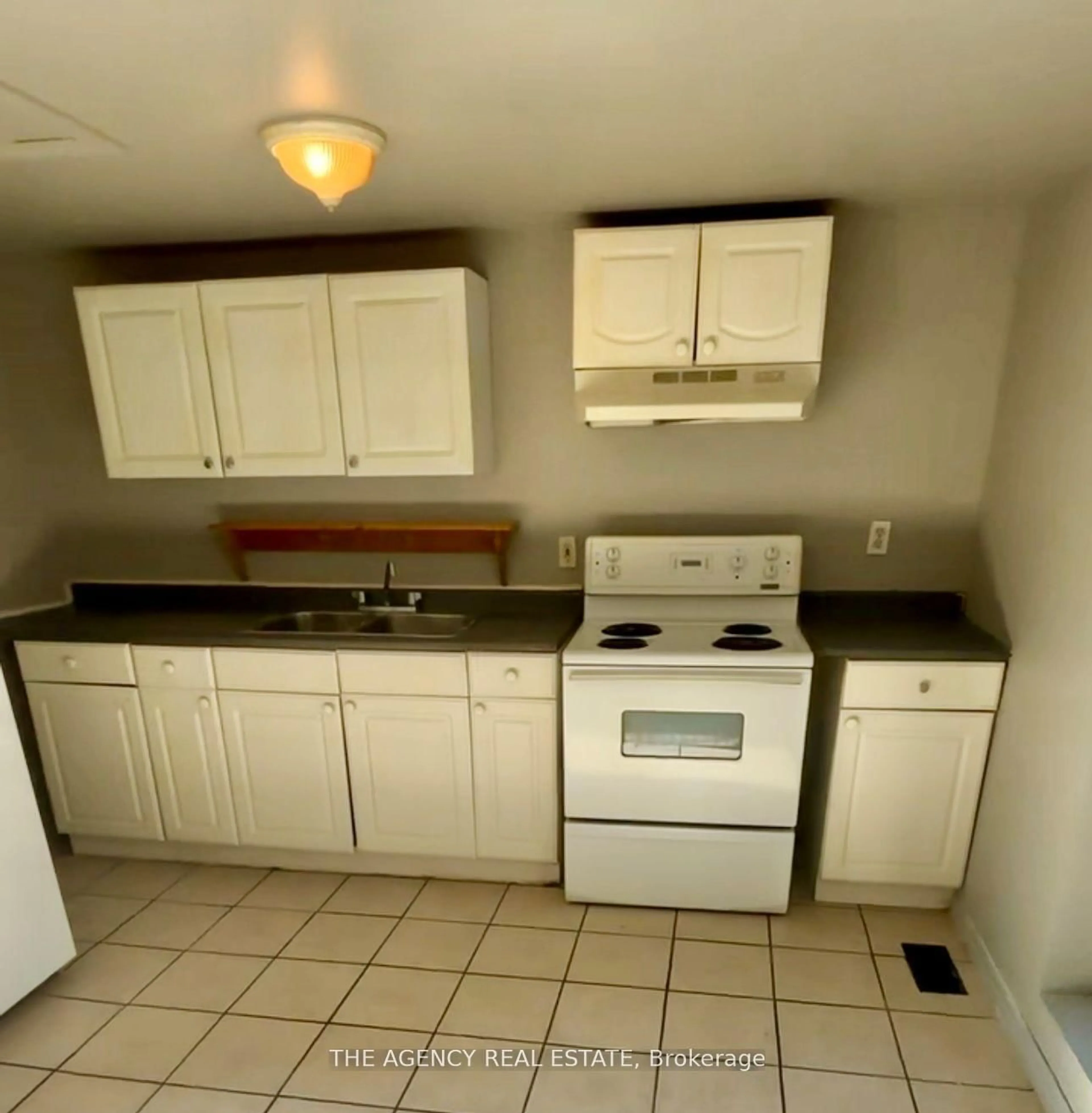 Standard kitchen, unknown for 714 Dundas St, London East Ontario N5W 2Z4