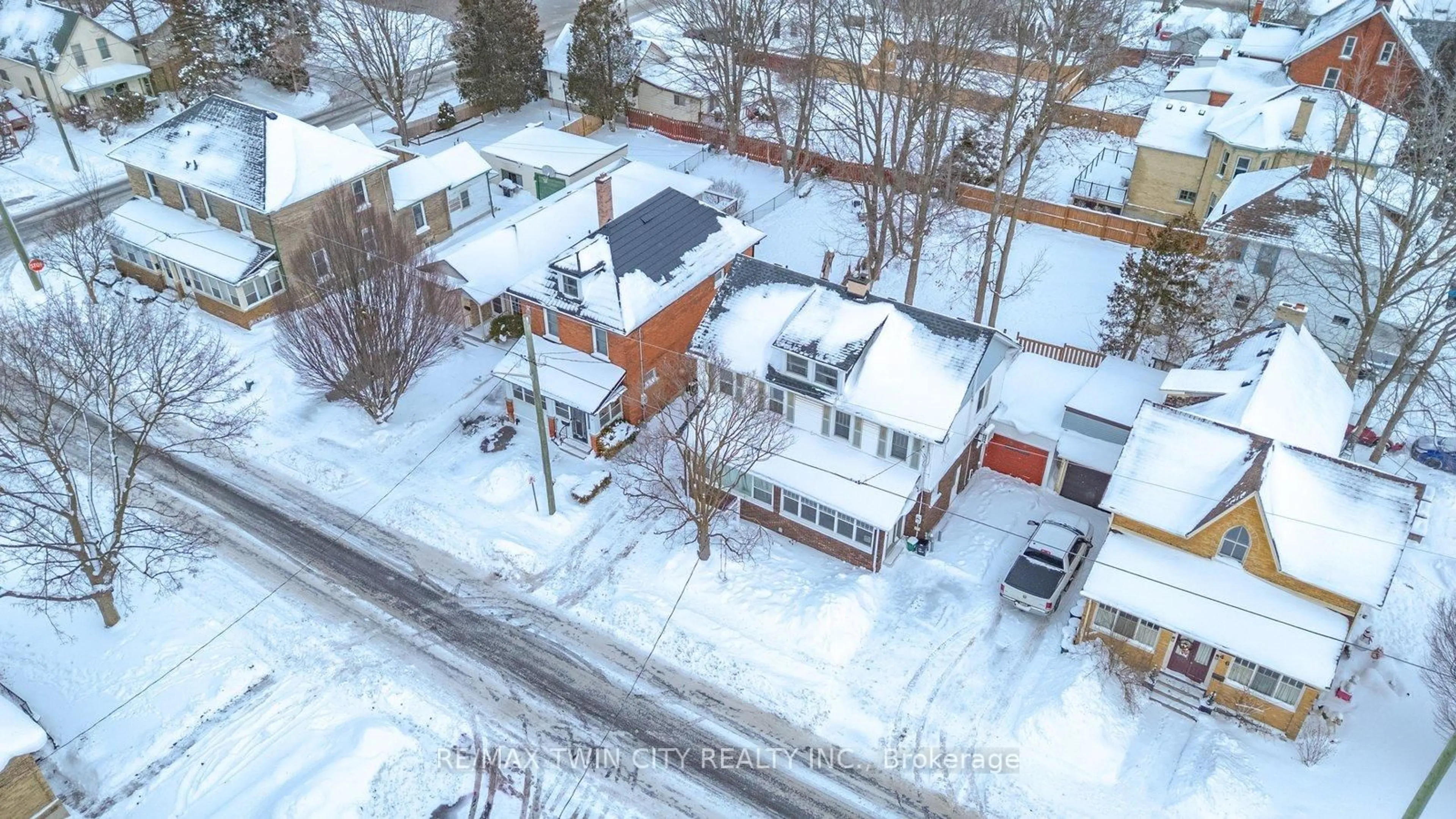 A pic from outside/outdoor area/front of a property/back of a property/a pic from drone, street for 48 Beale St #2, Woodstock Ontario N4S 6X1