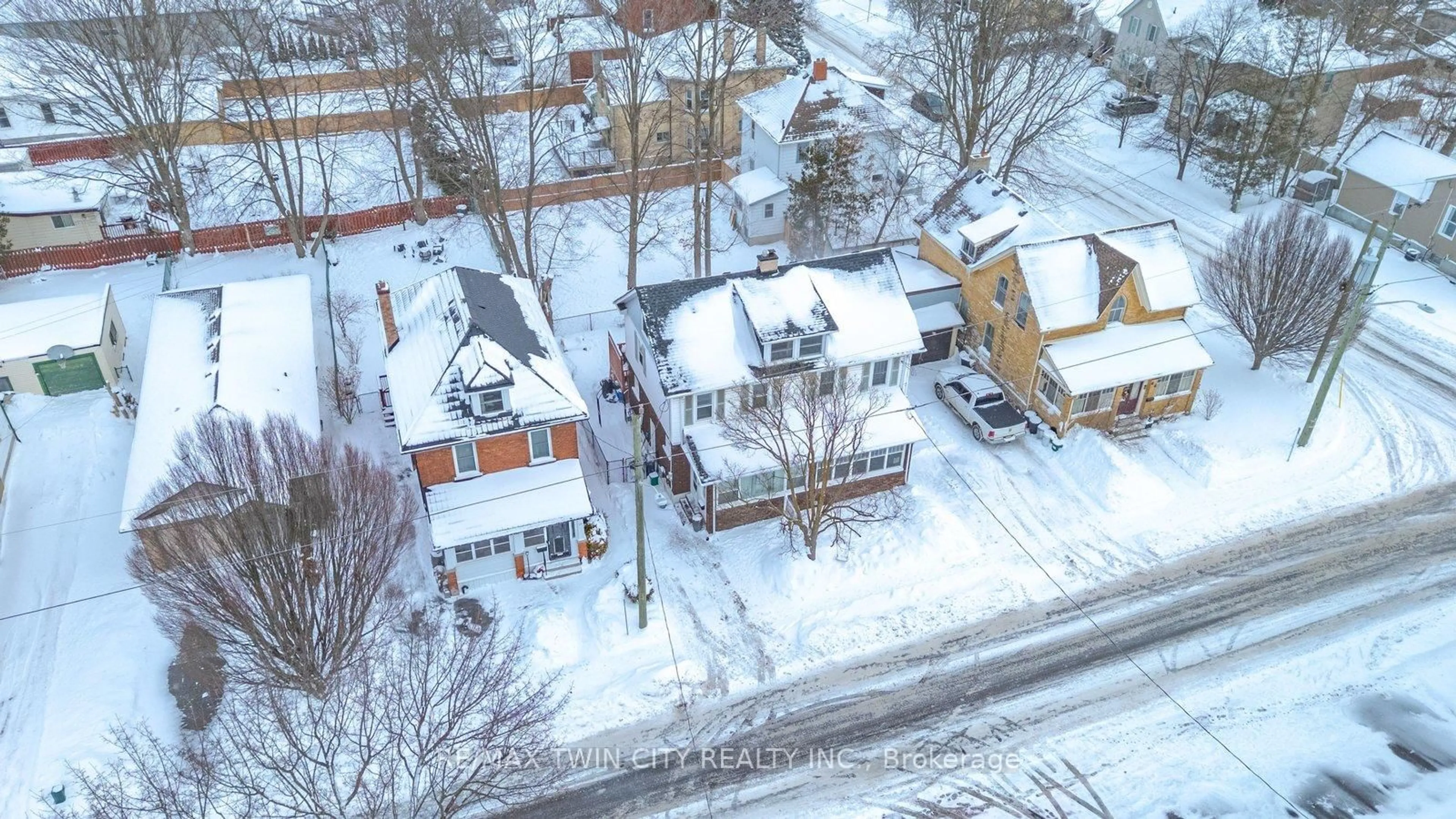 A pic from outside/outdoor area/front of a property/back of a property/a pic from drone, street for 48 Beale St #2, Woodstock Ontario N4S 6X1