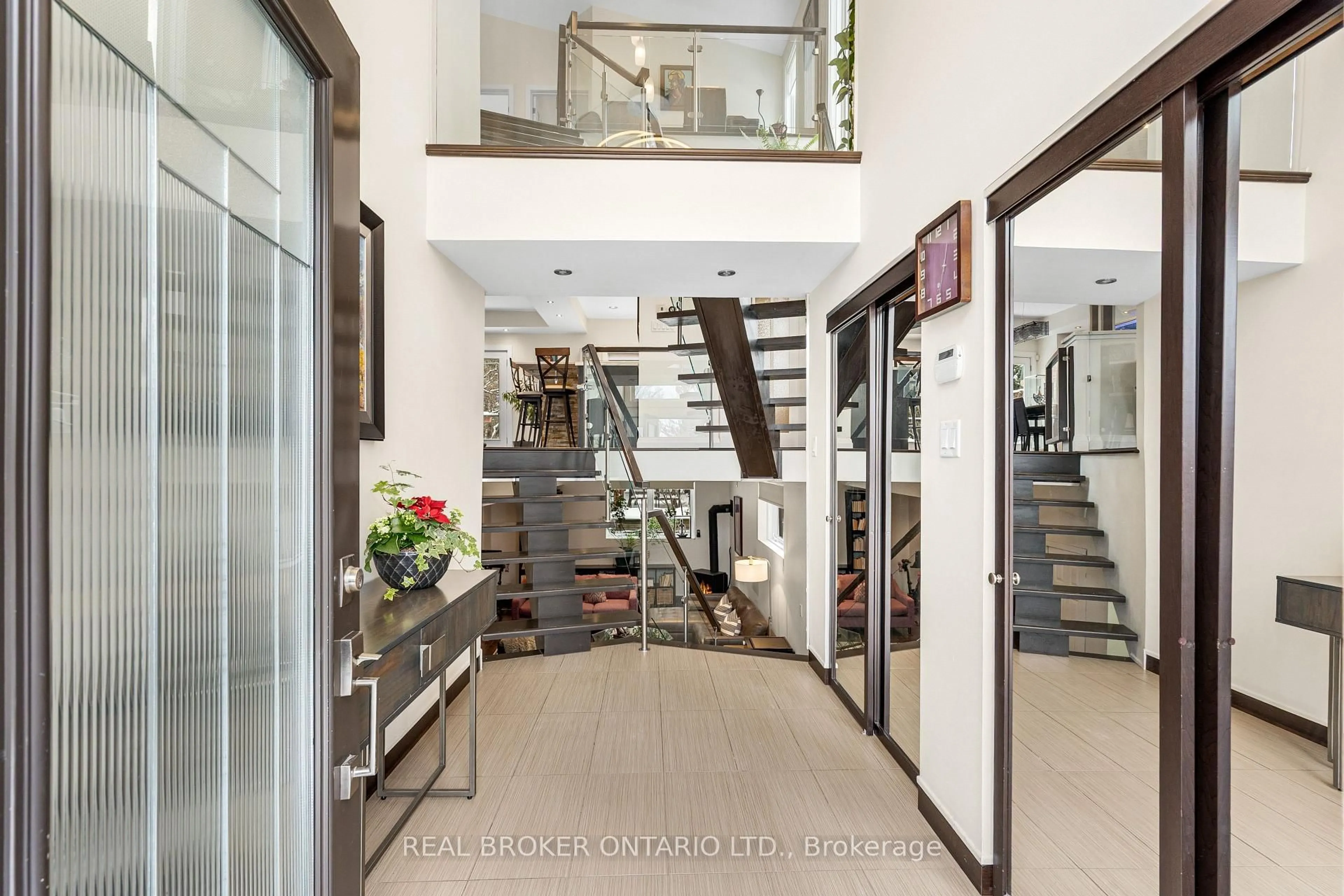 Indoor foyer for 2212 JOANNE Ave, Ottawa Ontario K2B 6V5