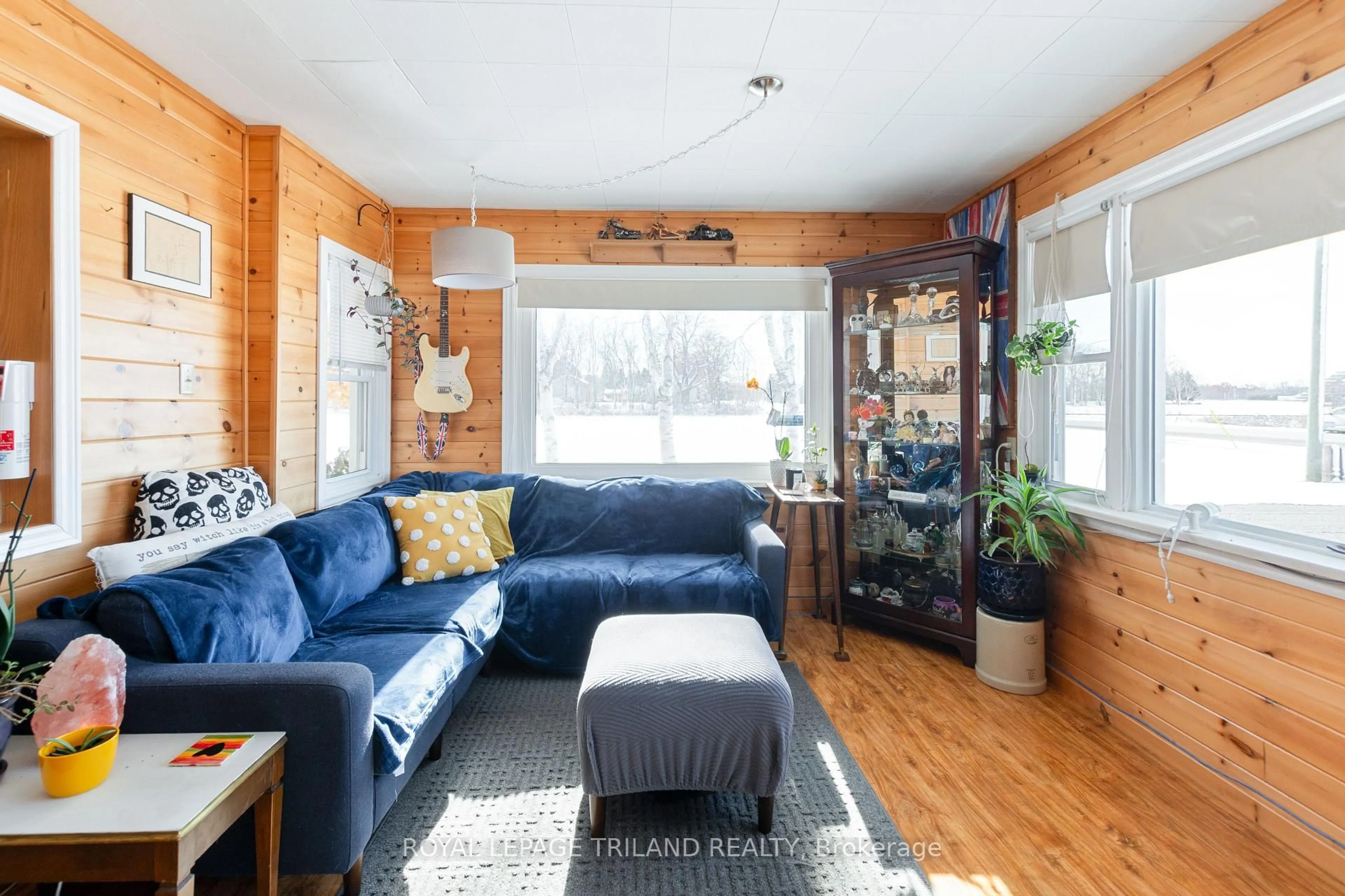 Living room with furniture, wood/laminate floor for 9664 Belmont Rd, Central Elgin Ontario N5P 3S7