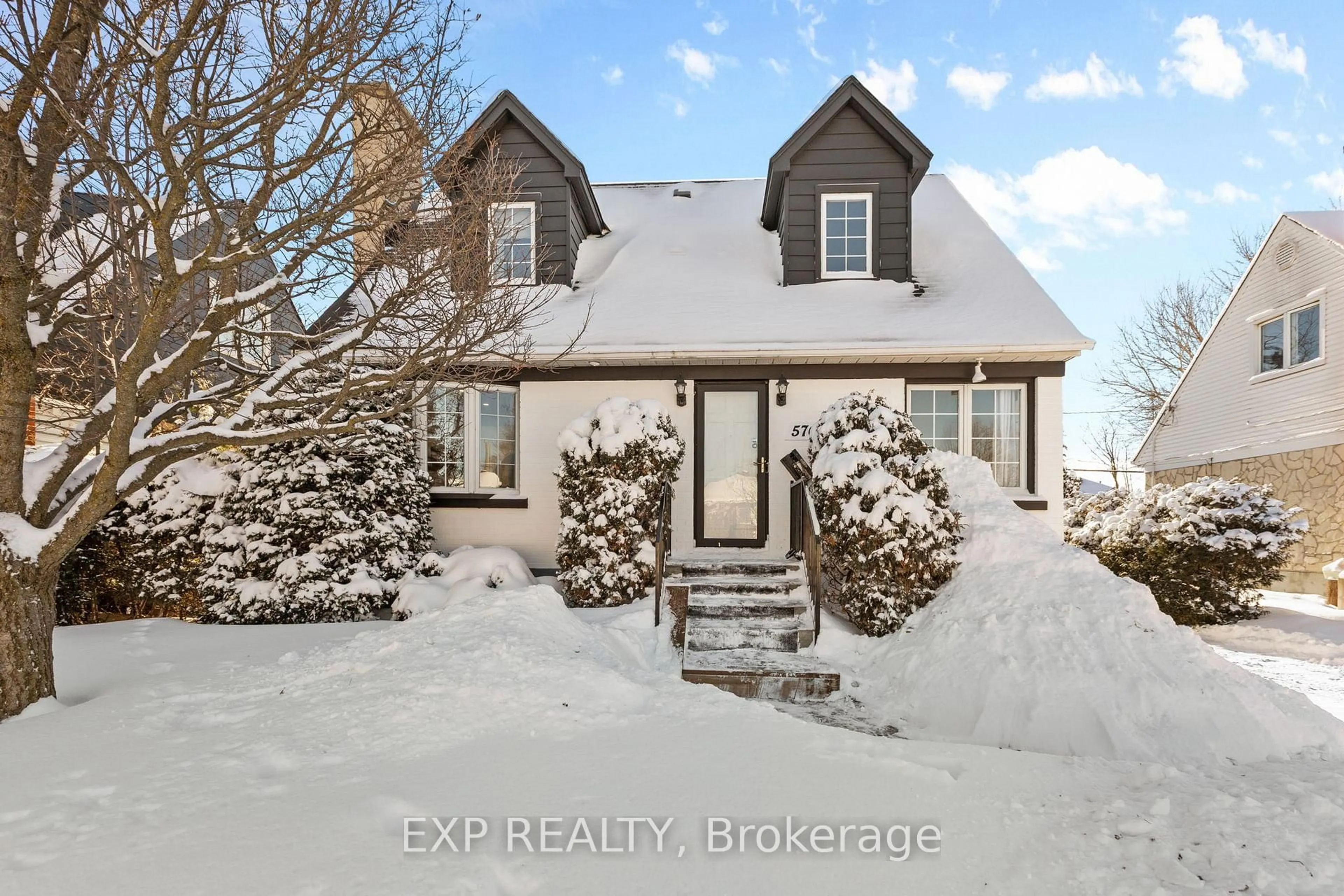 A pic from outside/outdoor area/front of a property/back of a property/a pic from drone, street for 576 Donald St, Ottawa Ontario K1K 1L6