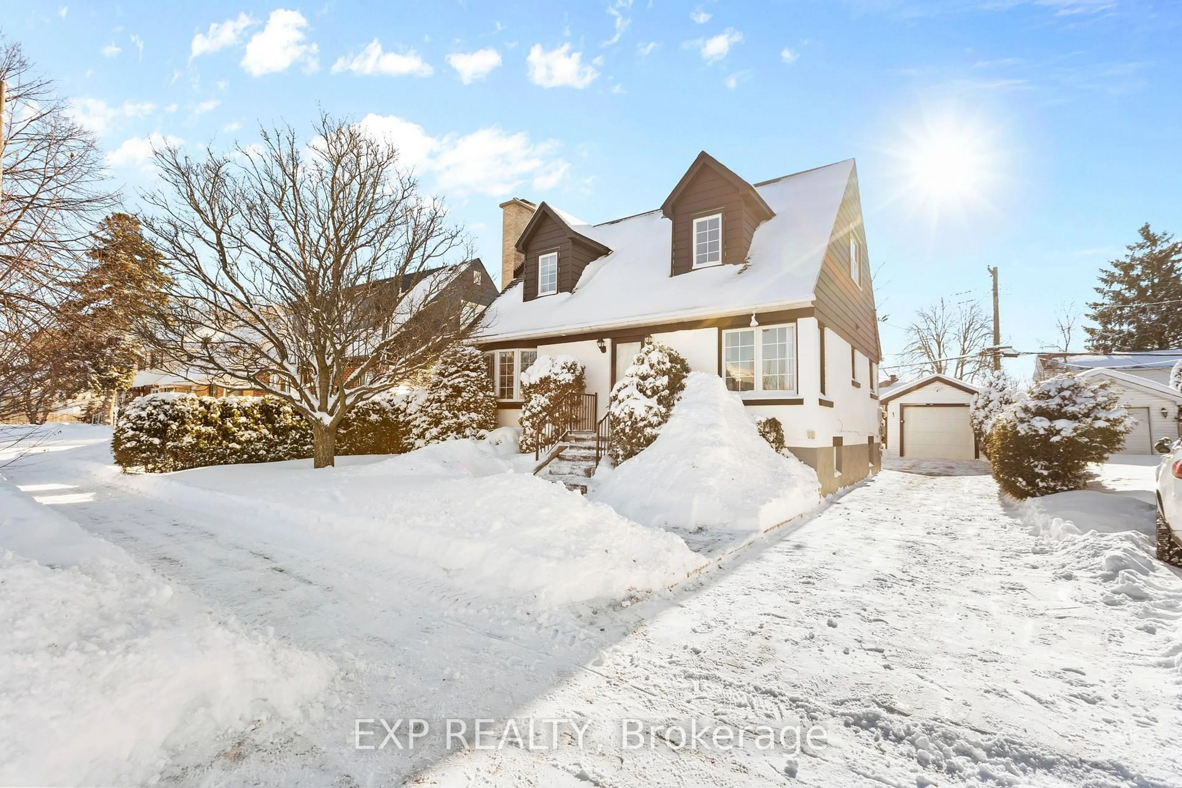 A pic from outside/outdoor area/front of a property/back of a property/a pic from drone, street for 576 Donald St, Ottawa Ontario K1K 1L6