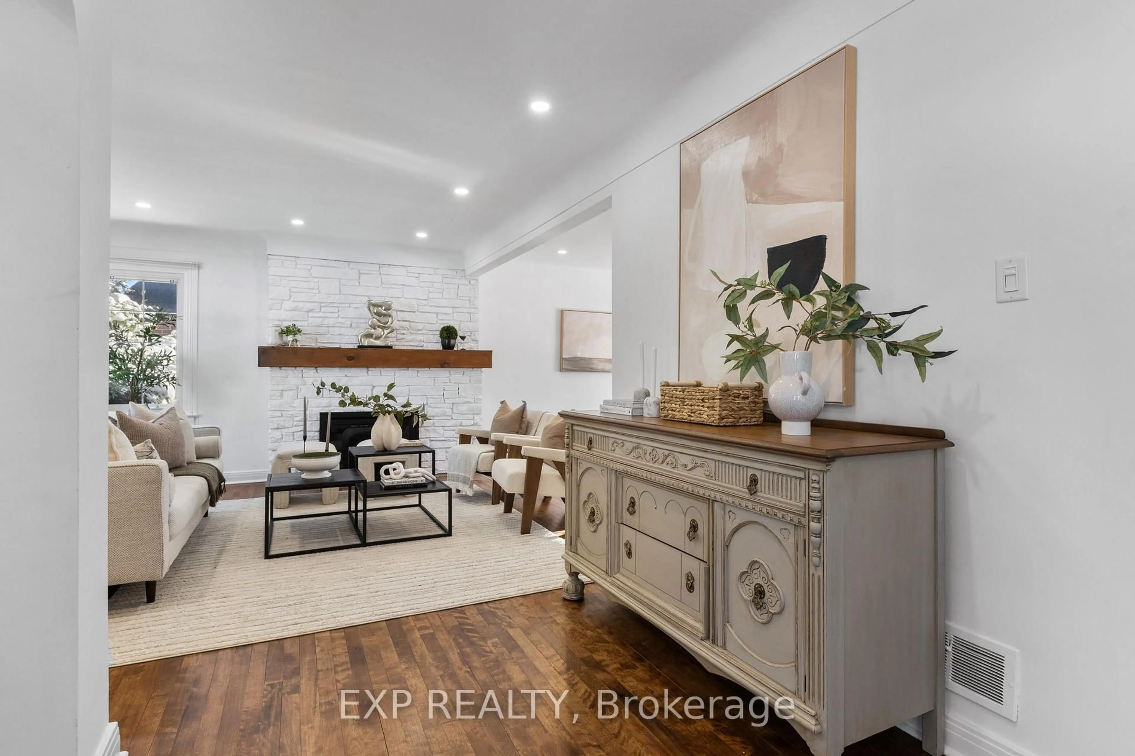 Indoor entryway for 576 Donald St, Ottawa Ontario K1K 1L6