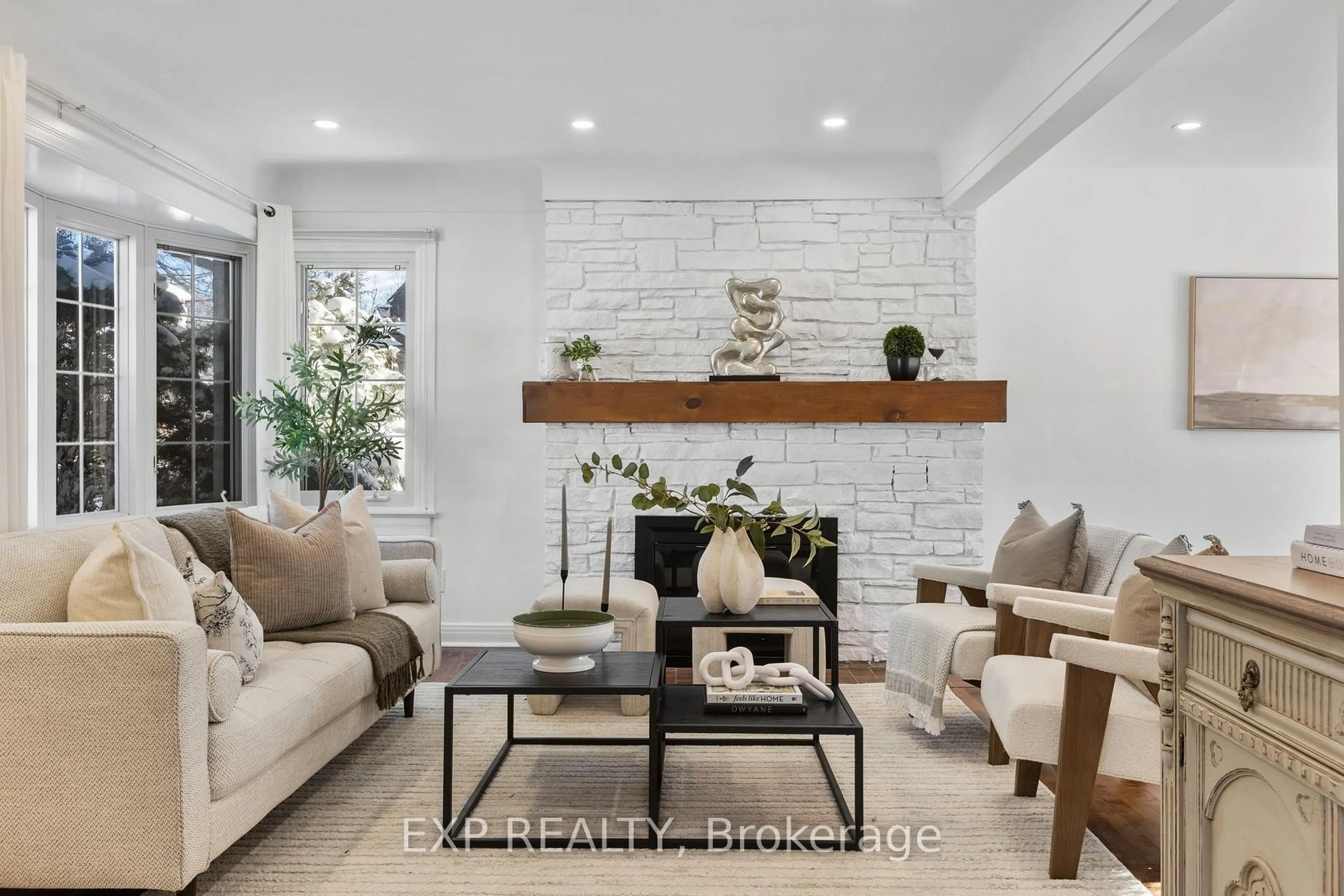 Living room with furniture, unknown for 576 Donald St, Ottawa Ontario K1K 1L6