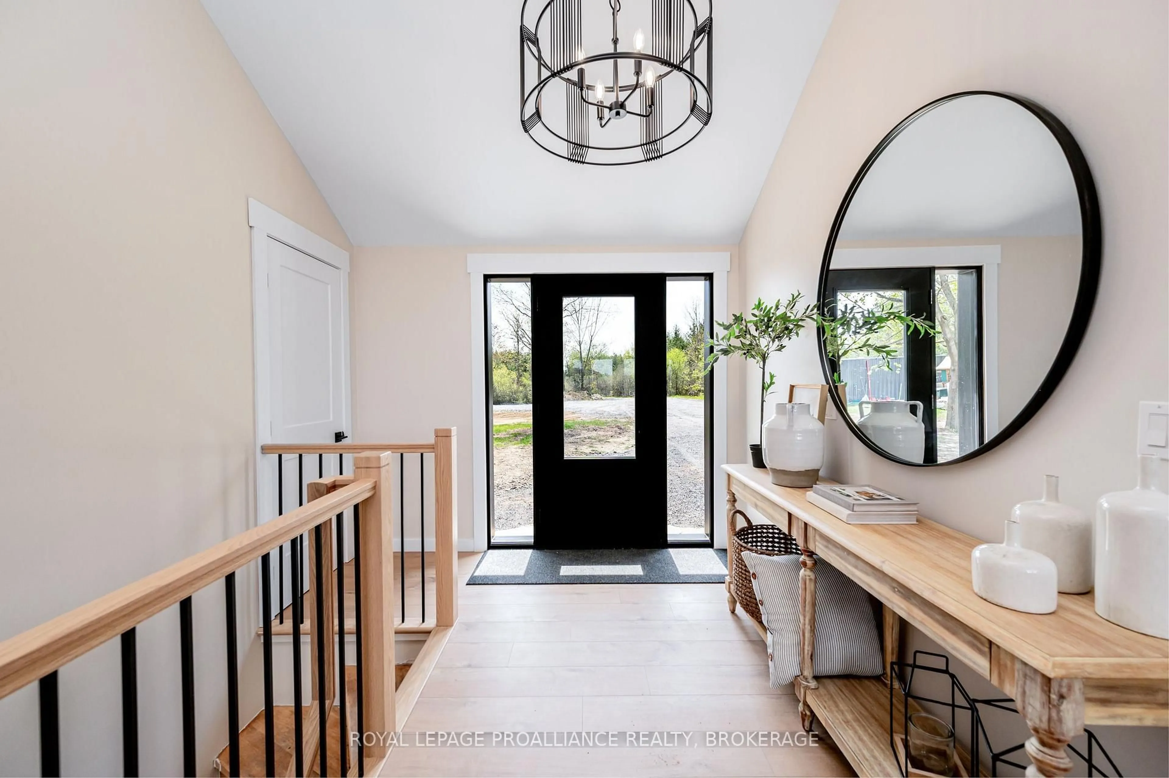 Indoor entryway for 2924 Highway 2, Kingston Ontario K7L 4V1