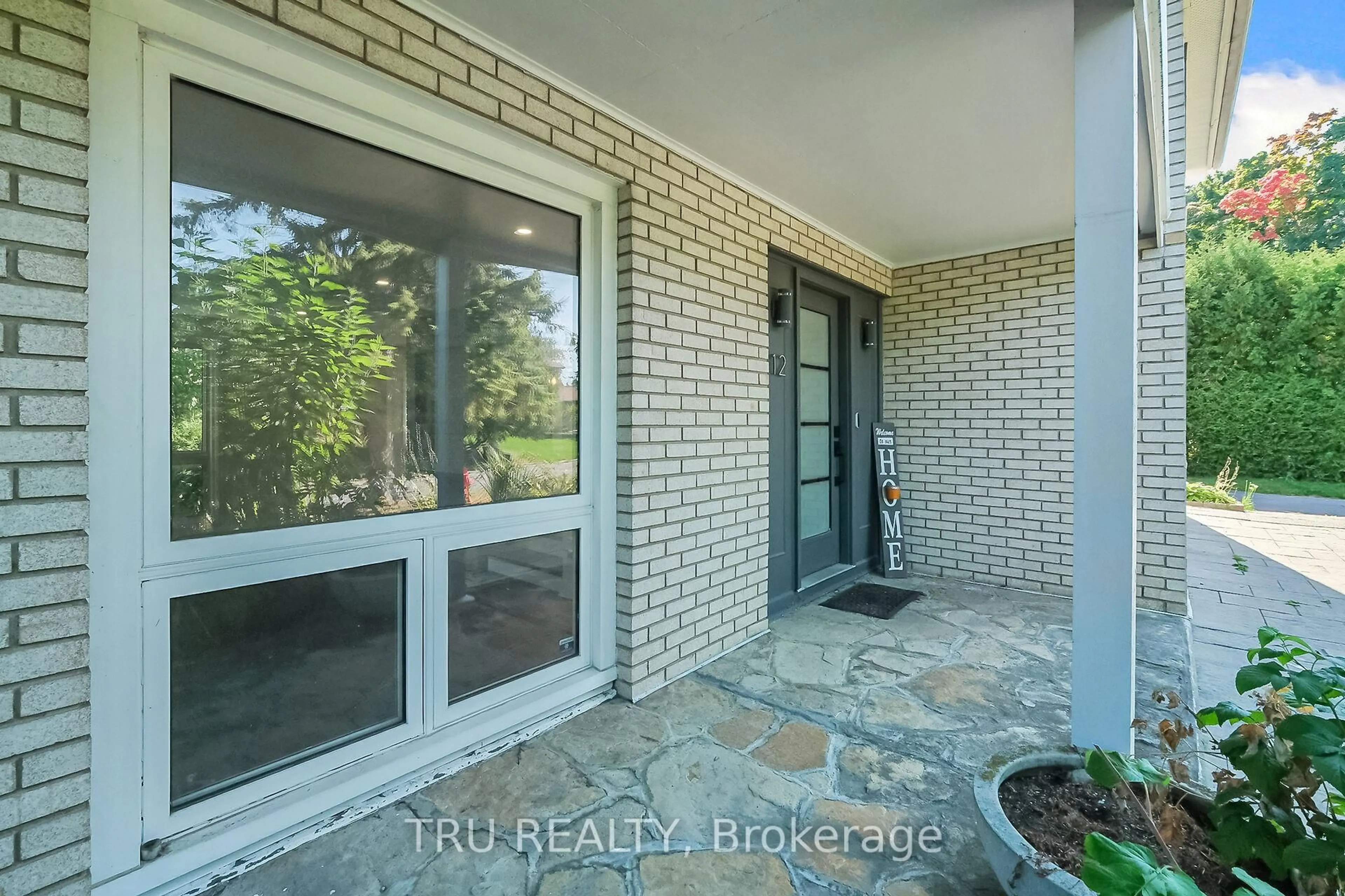 Indoor entryway for 12 Apache Cres, Ottawa Ontario K2E 6H7