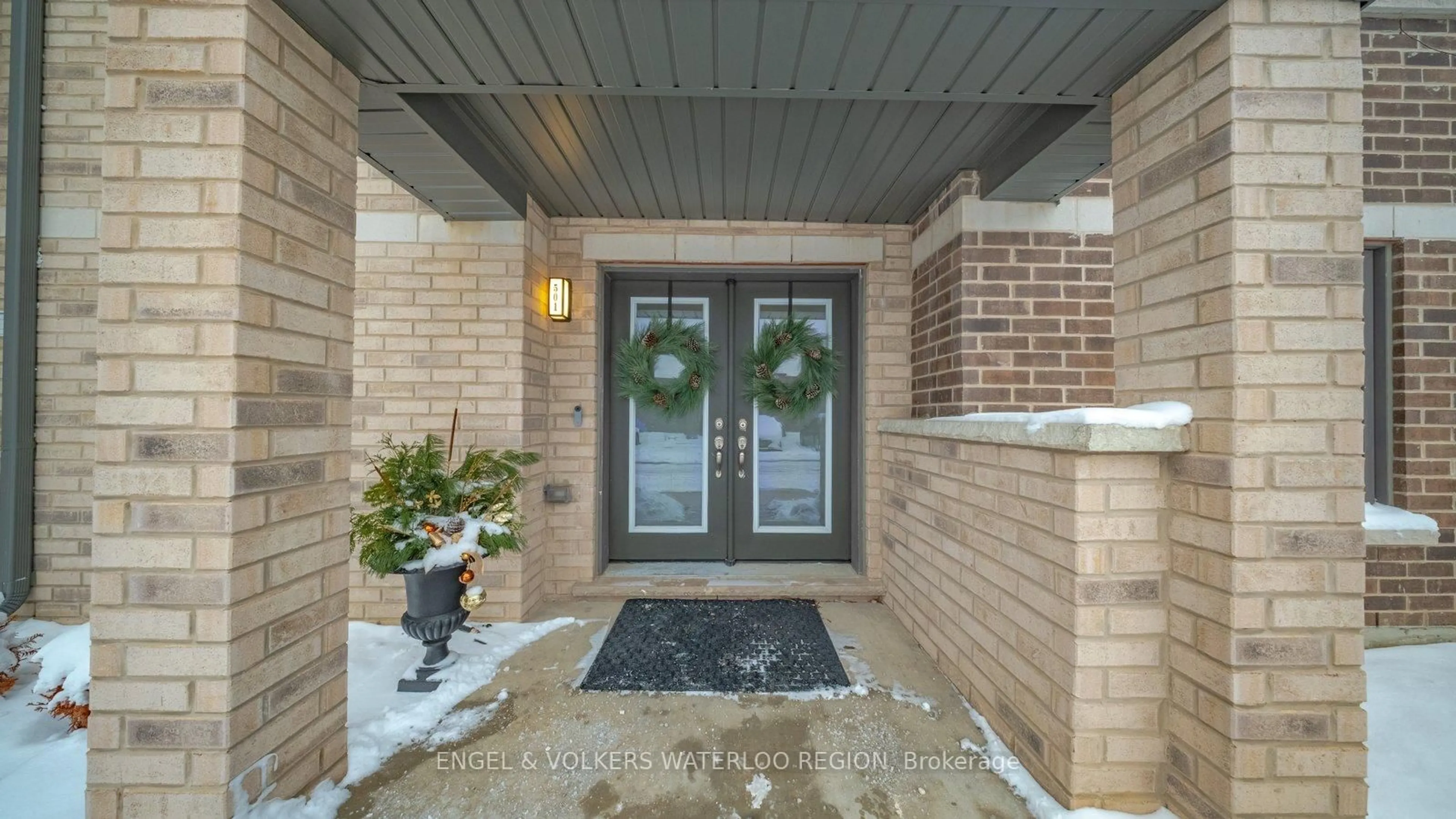 Indoor entryway for 585 Colborne St #501, Brantford Ontario N3S 0K4