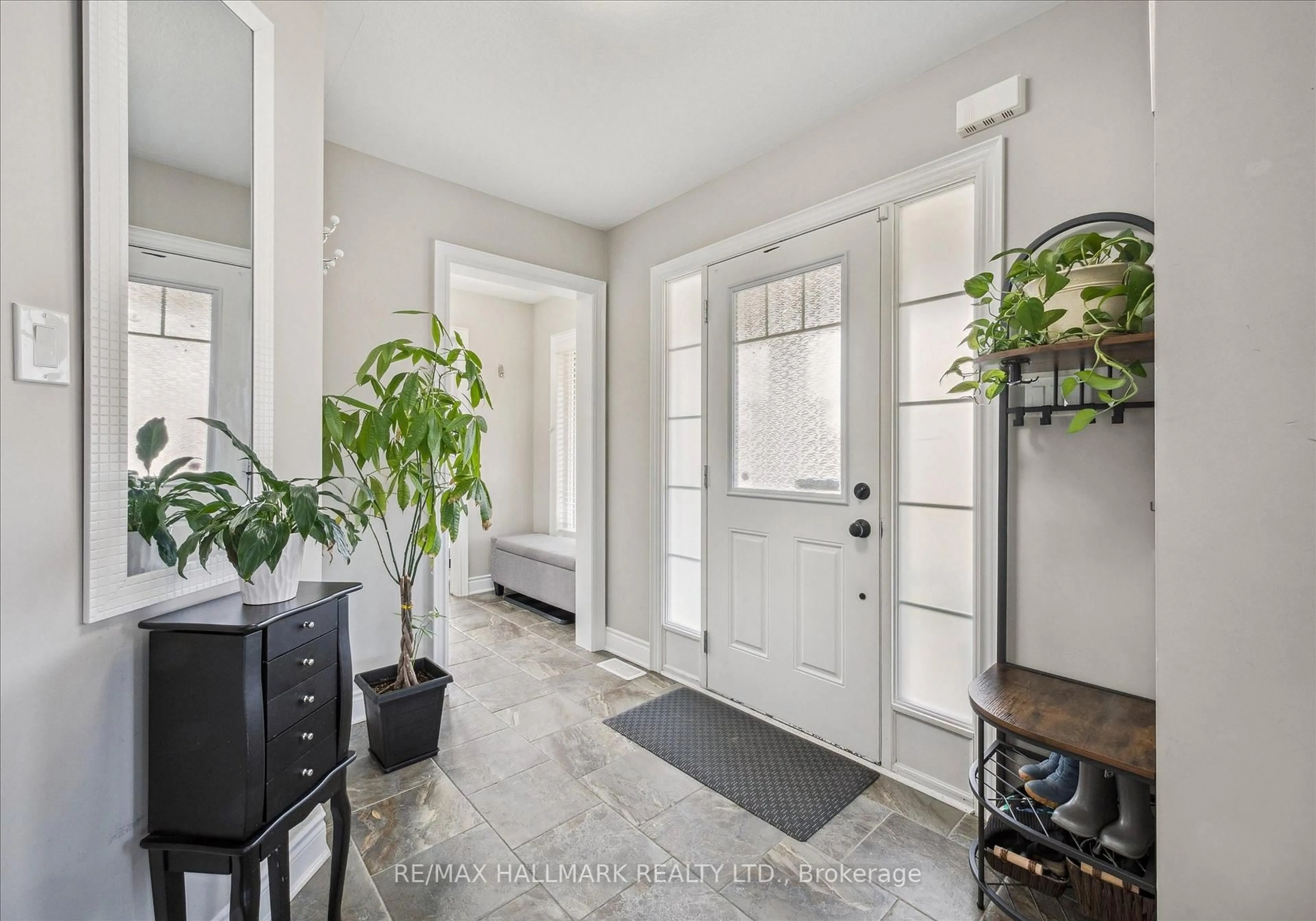 Indoor entryway for 226 Amand Dr, Kitchener Ontario N2R 0J9