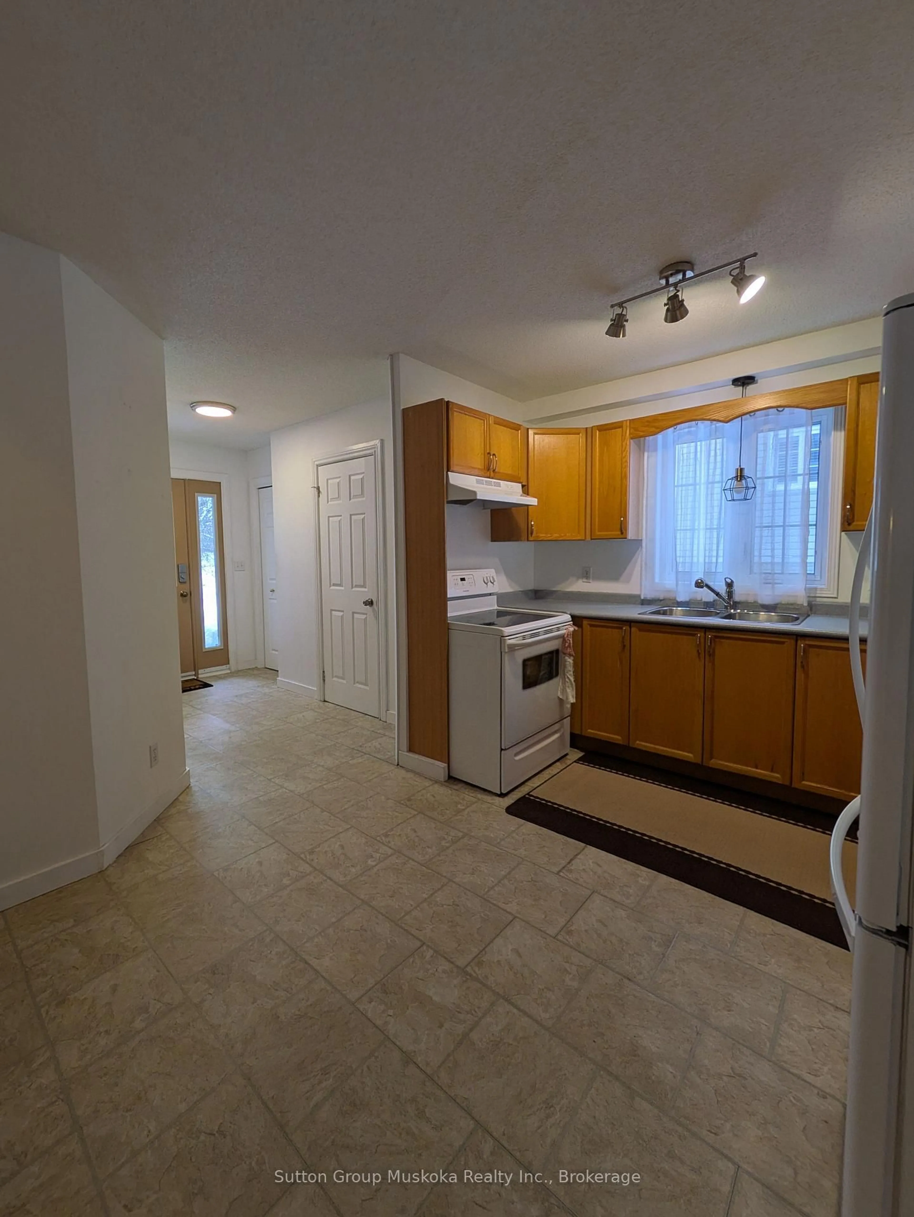 Standard kitchen, unknown for 20 Dairy Lane #B1, Huntsville Ontario P1H 2L1