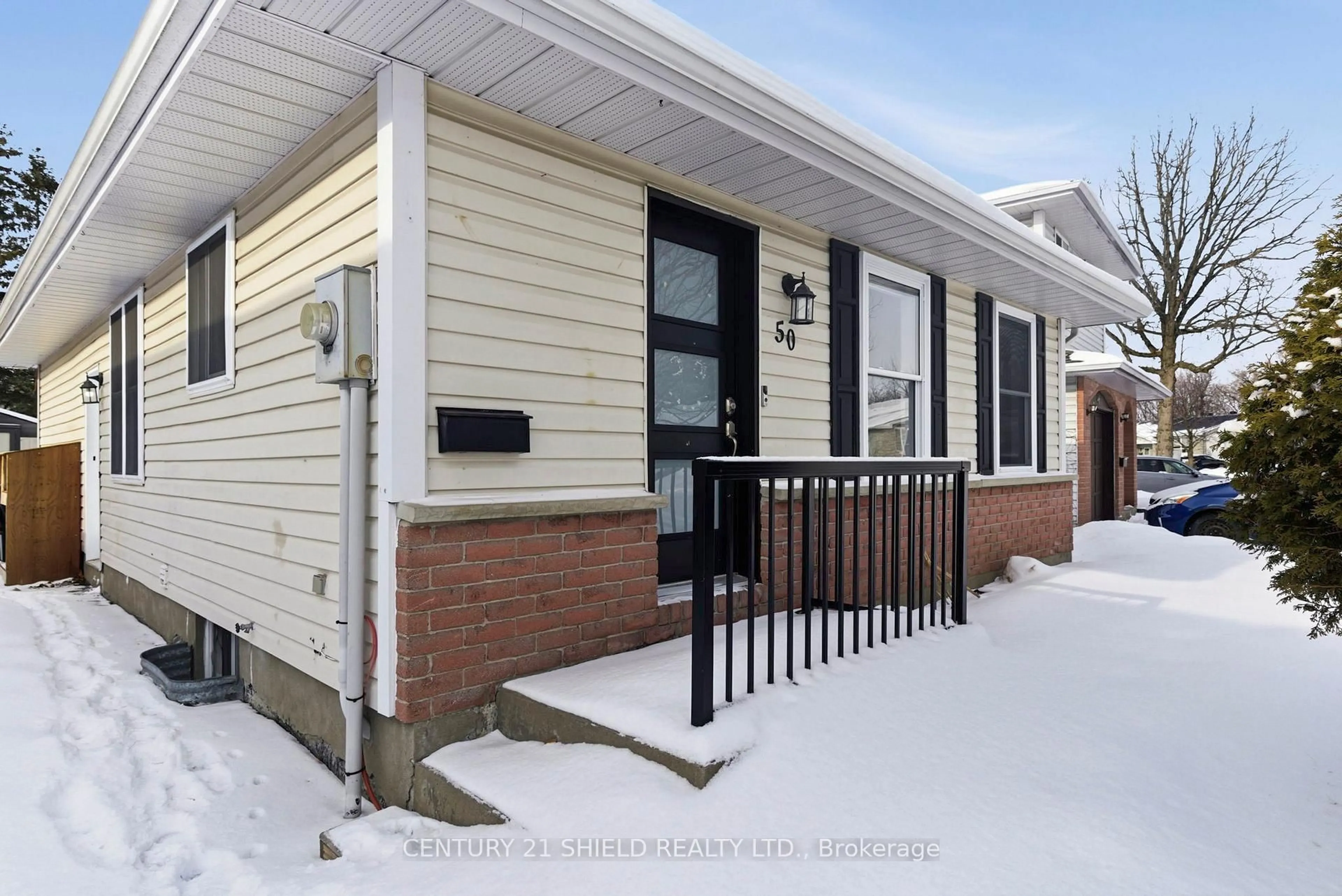 Home with vinyl exterior material, street for 50 WELLINGTON St, Cornwall Ontario K6H 6E5