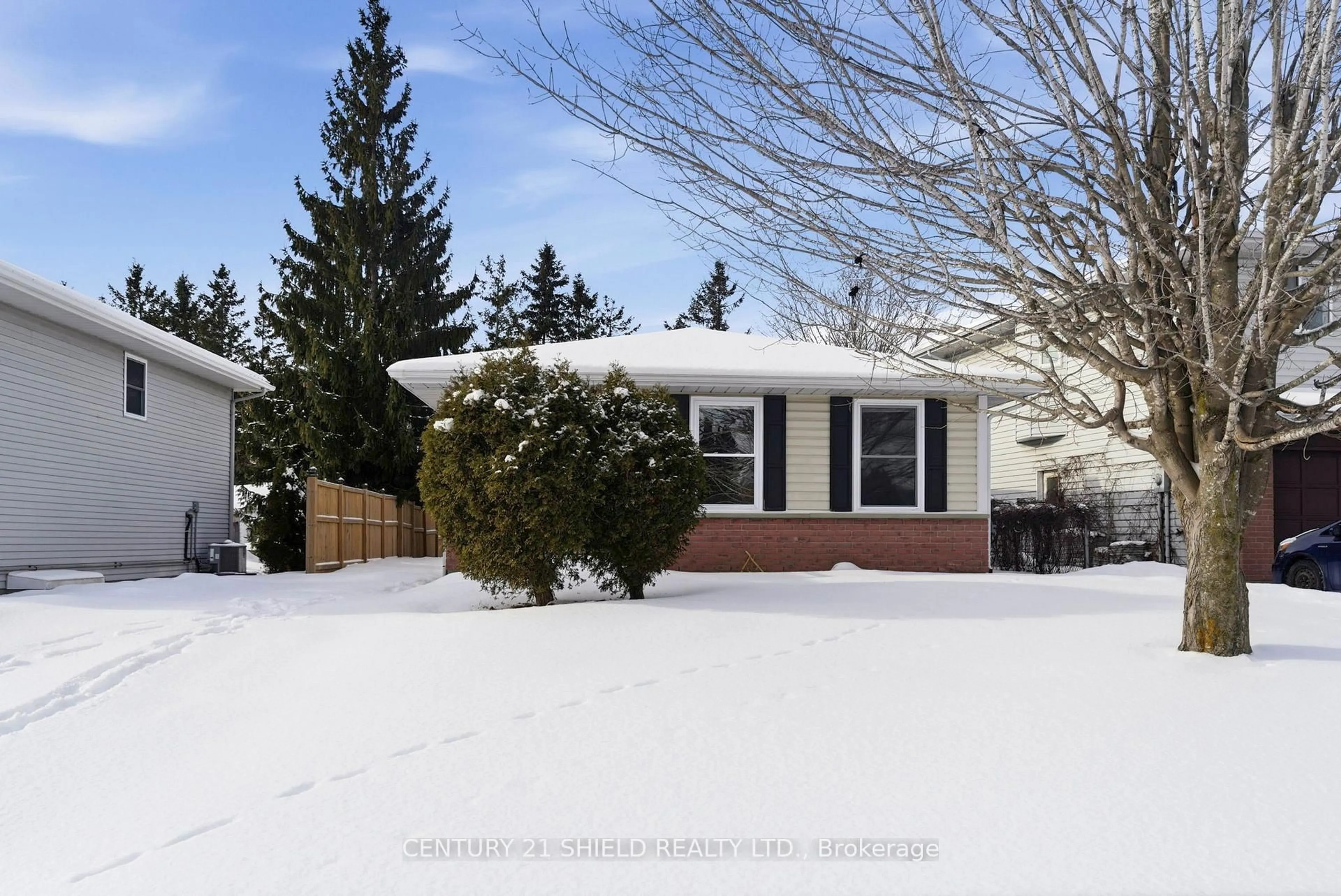 Home with vinyl exterior material, street for 50 WELLINGTON St, Cornwall Ontario K6H 6E5