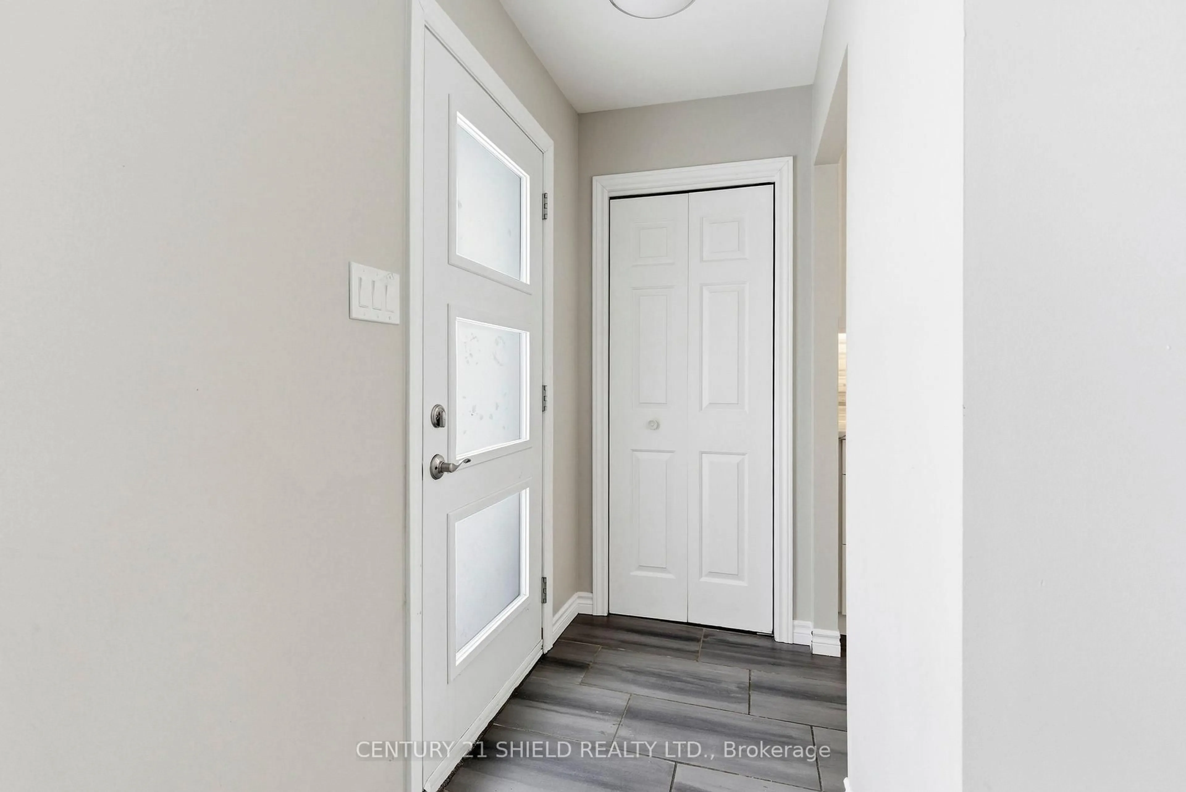 Indoor entryway for 50 WELLINGTON St, Cornwall Ontario K6H 6E5
