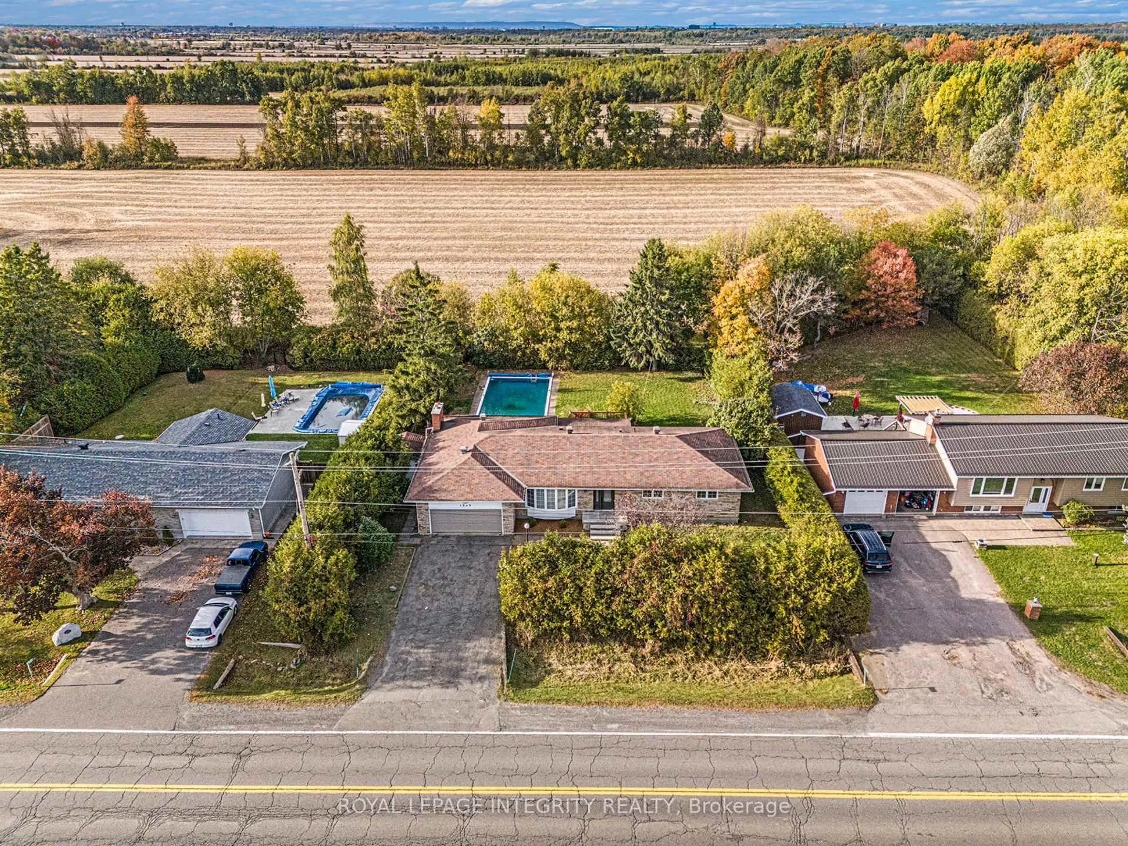 A pic from outside/outdoor area/front of a property/back of a property/a pic from drone, street for 1843 Rideau Rd, Ottawa Ontario K1X 1E1