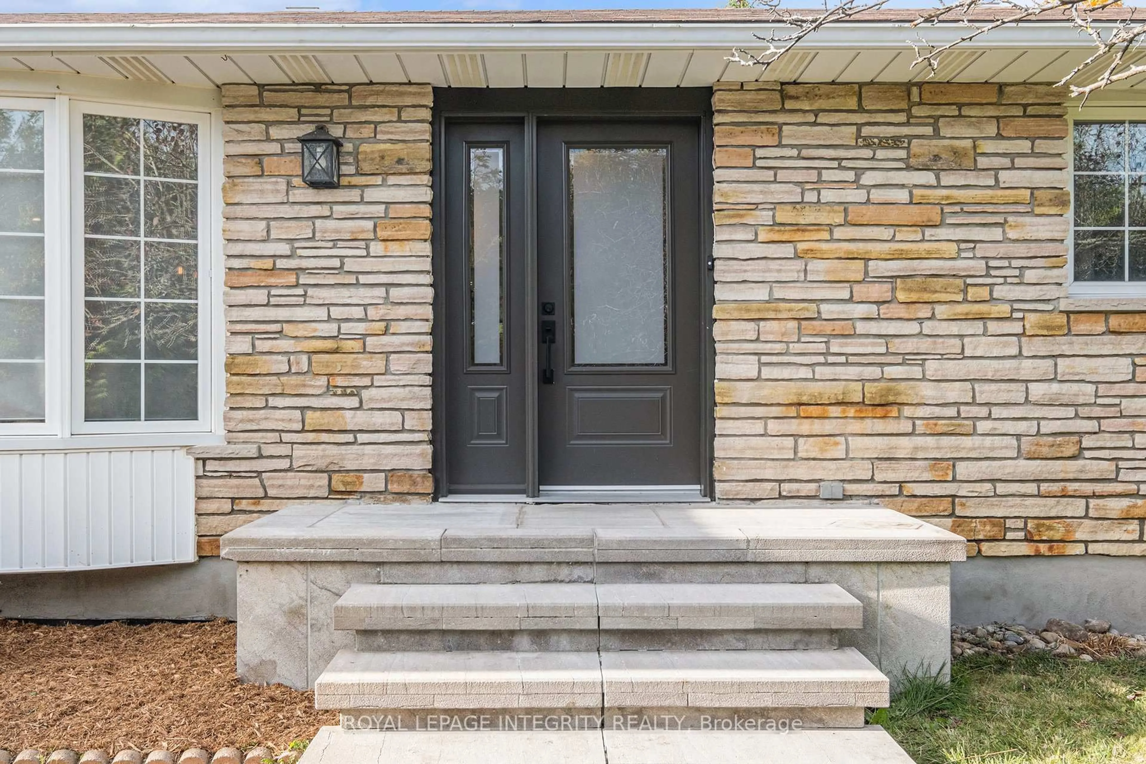 Indoor entryway for 1843 Rideau Rd, Ottawa Ontario K1X 1E1