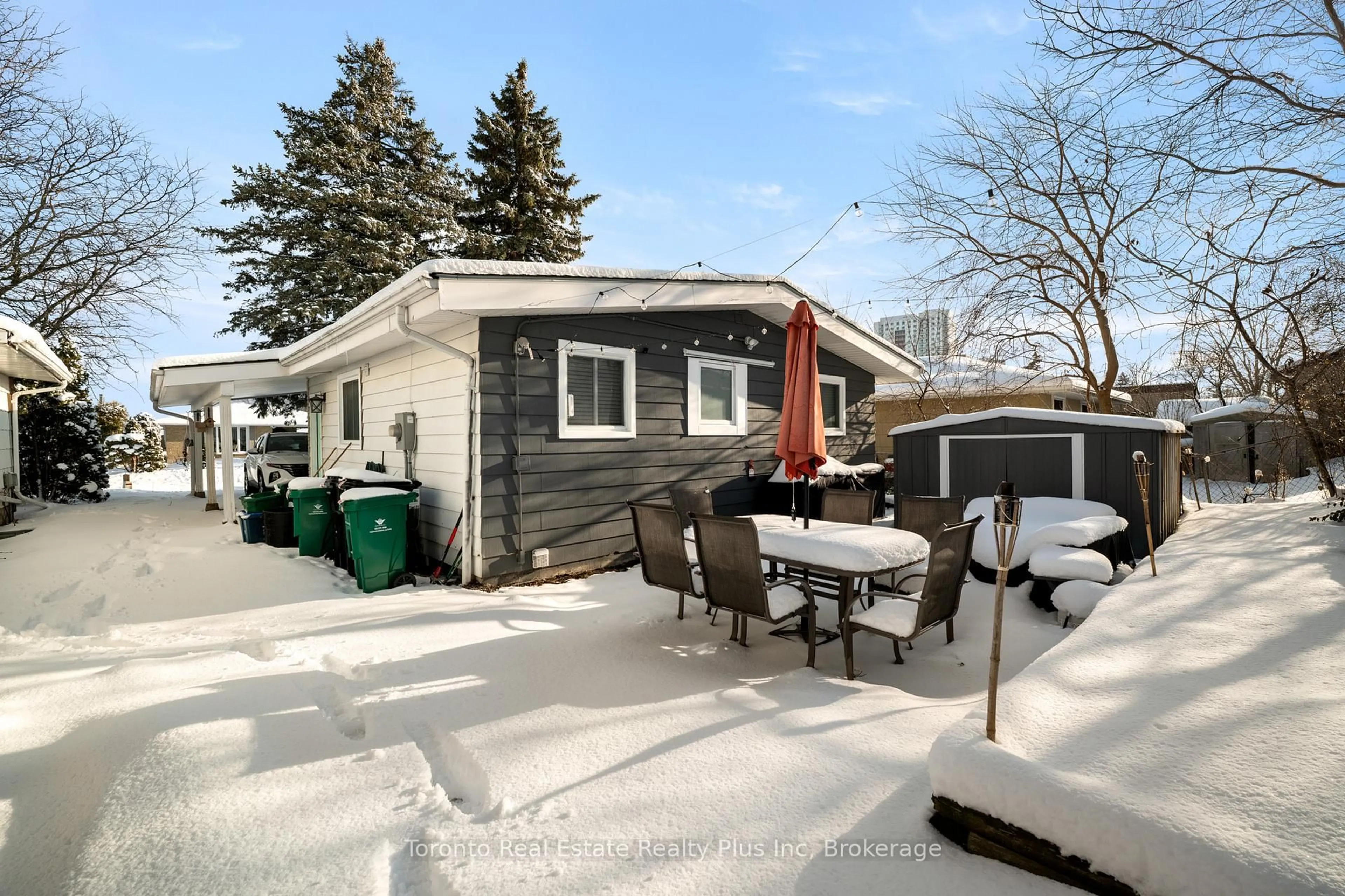 Patio, street for 62 Greendale Cres, Kitchener Ontario N2A 2R6