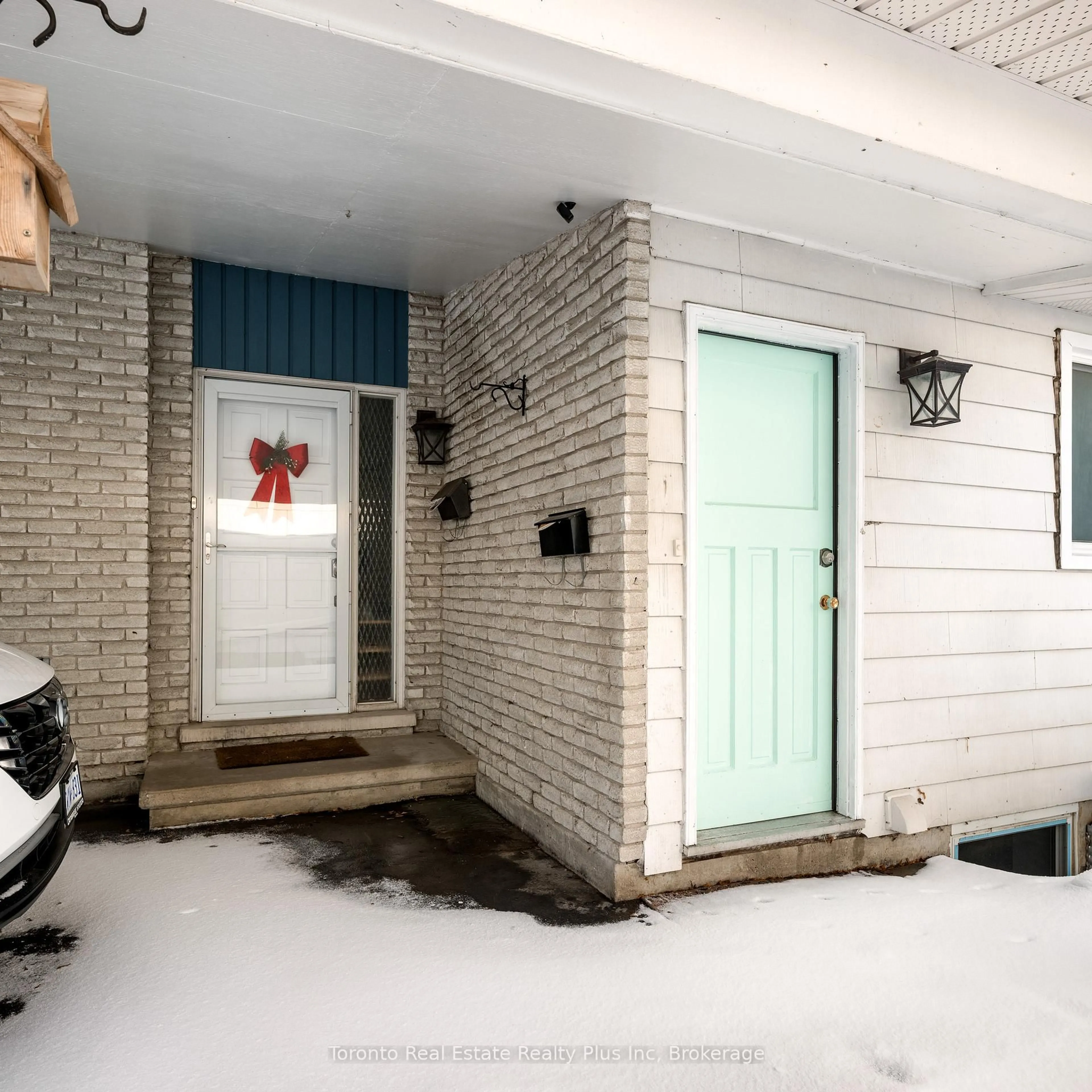 Indoor entryway for 62 Greendale Cres, Kitchener Ontario N2A 2R6