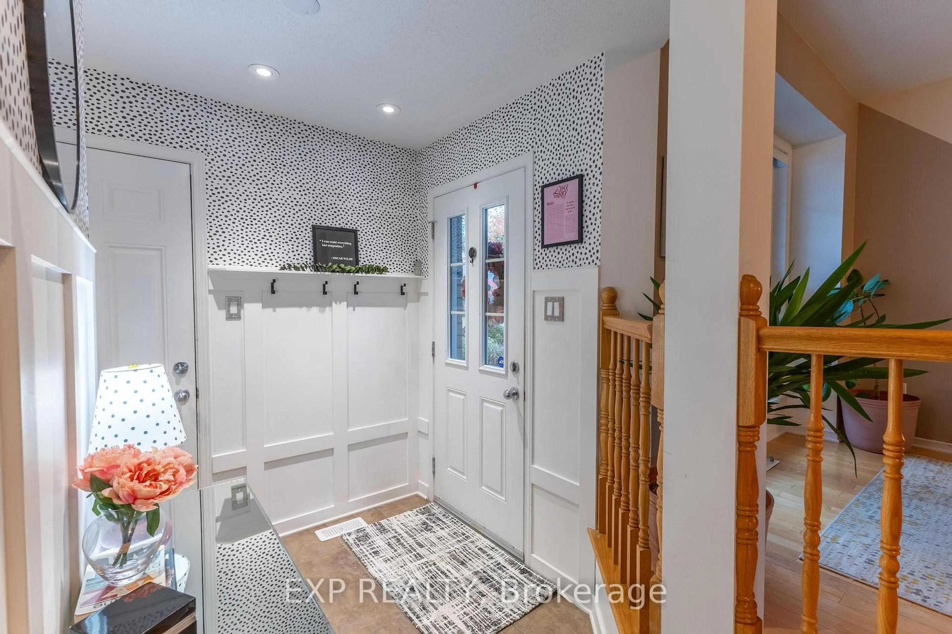 Indoor entryway for 2341 Glandriel Cres, Orleans Ontario K4A 4S8