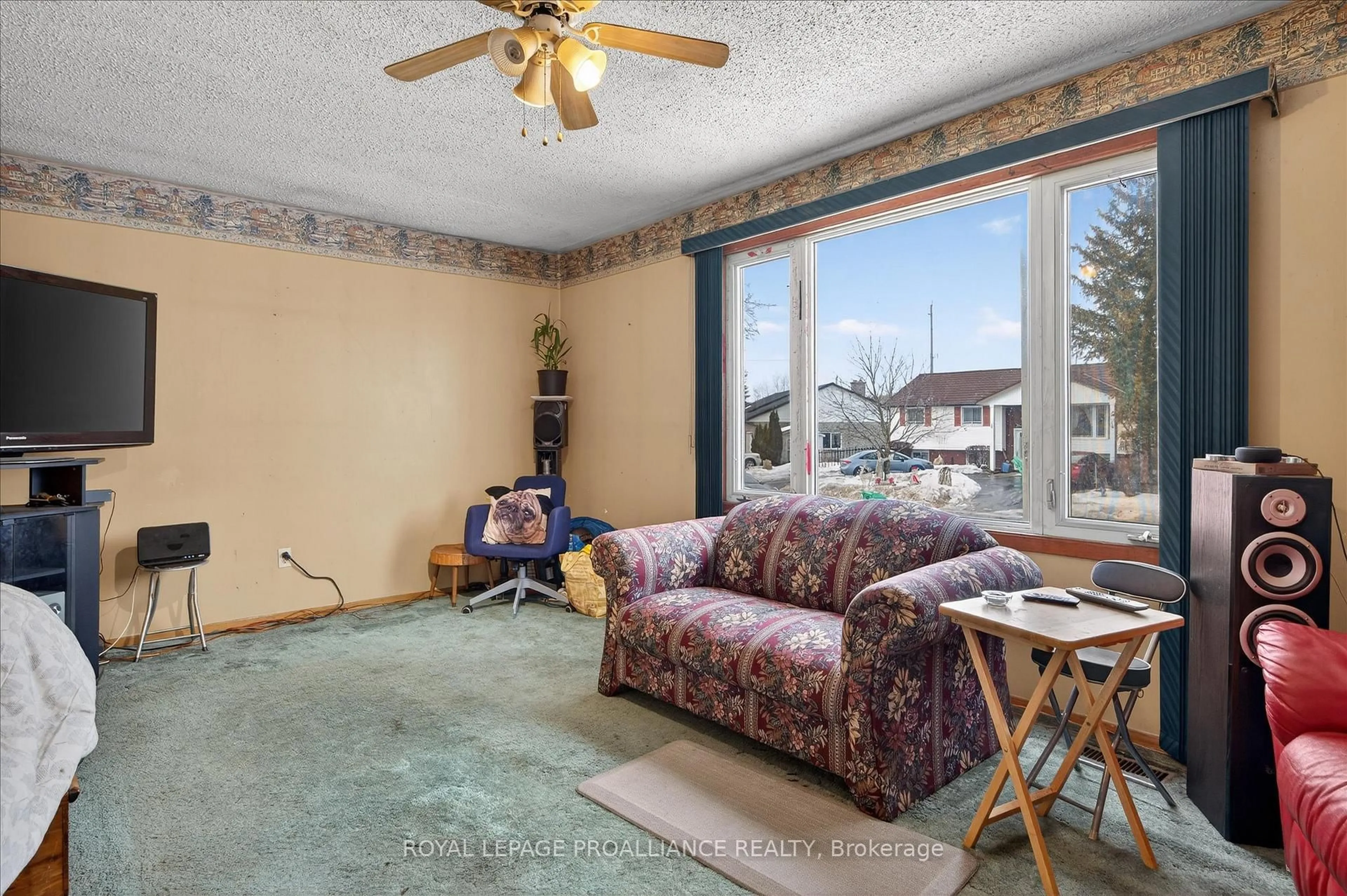 Living room with furniture, carpet floor for 829 Orpington Rd, Peterborough Ontario K9J 4A6
