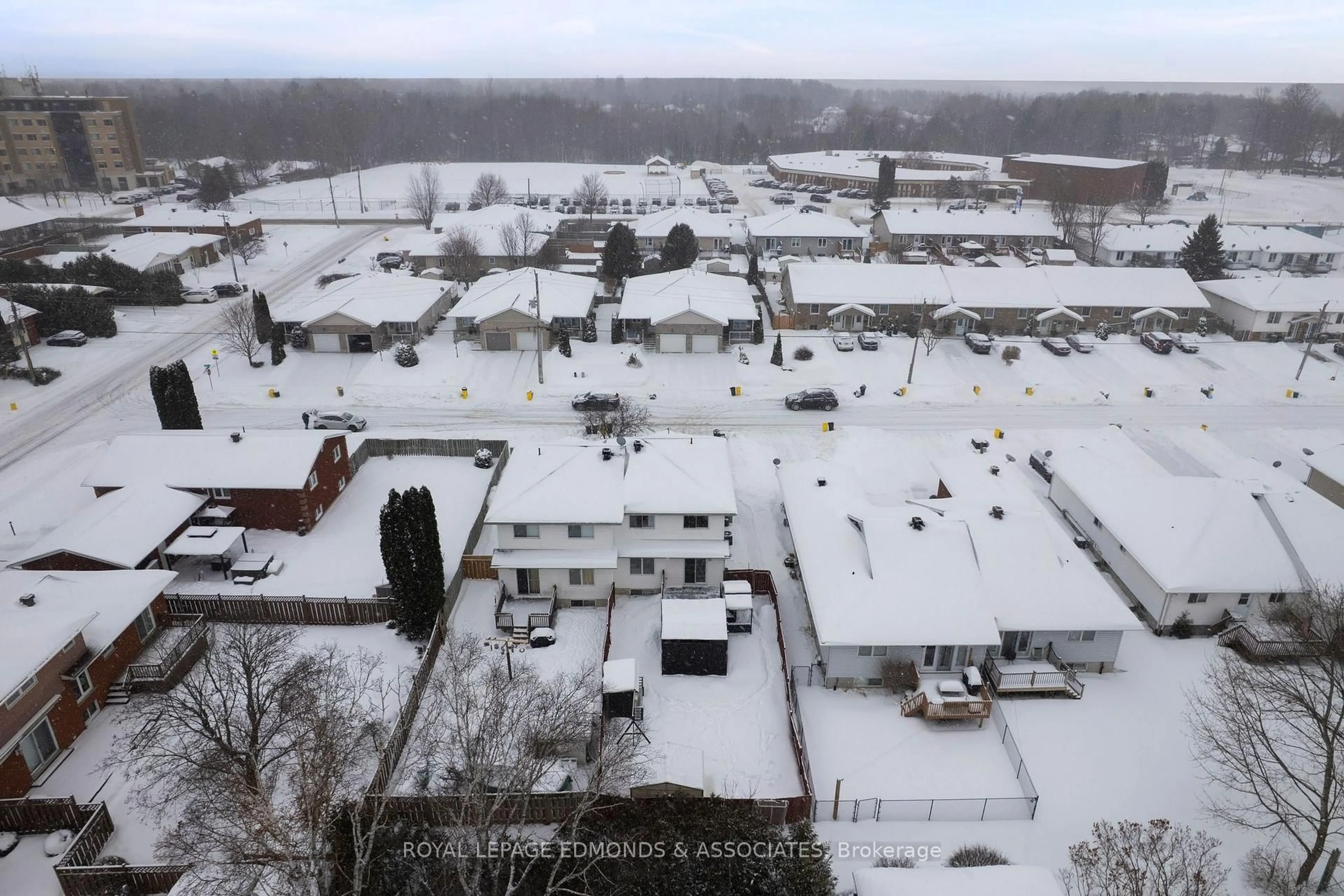 A pic from outside/outdoor area/front of a property/back of a property/a pic from drone, unknown for 409 Morris St, Pembroke Ontario K8A 8P4