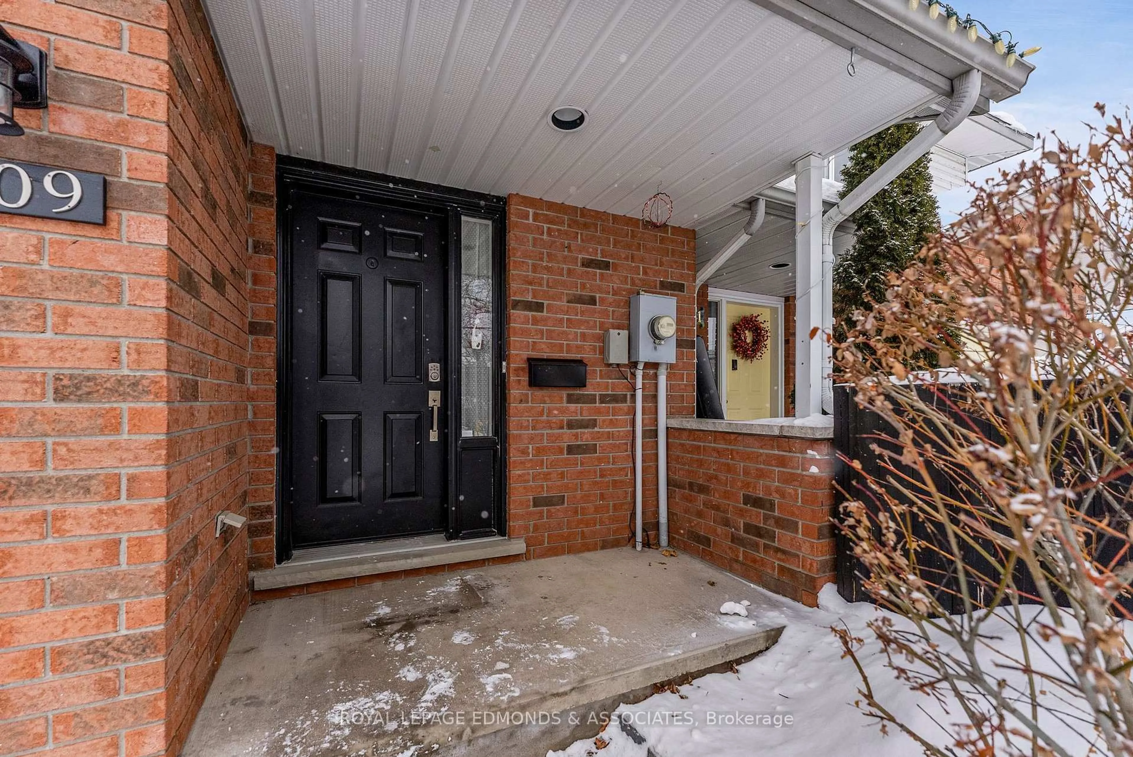 Indoor entryway for 409 Morris St, Pembroke Ontario K8A 8P4