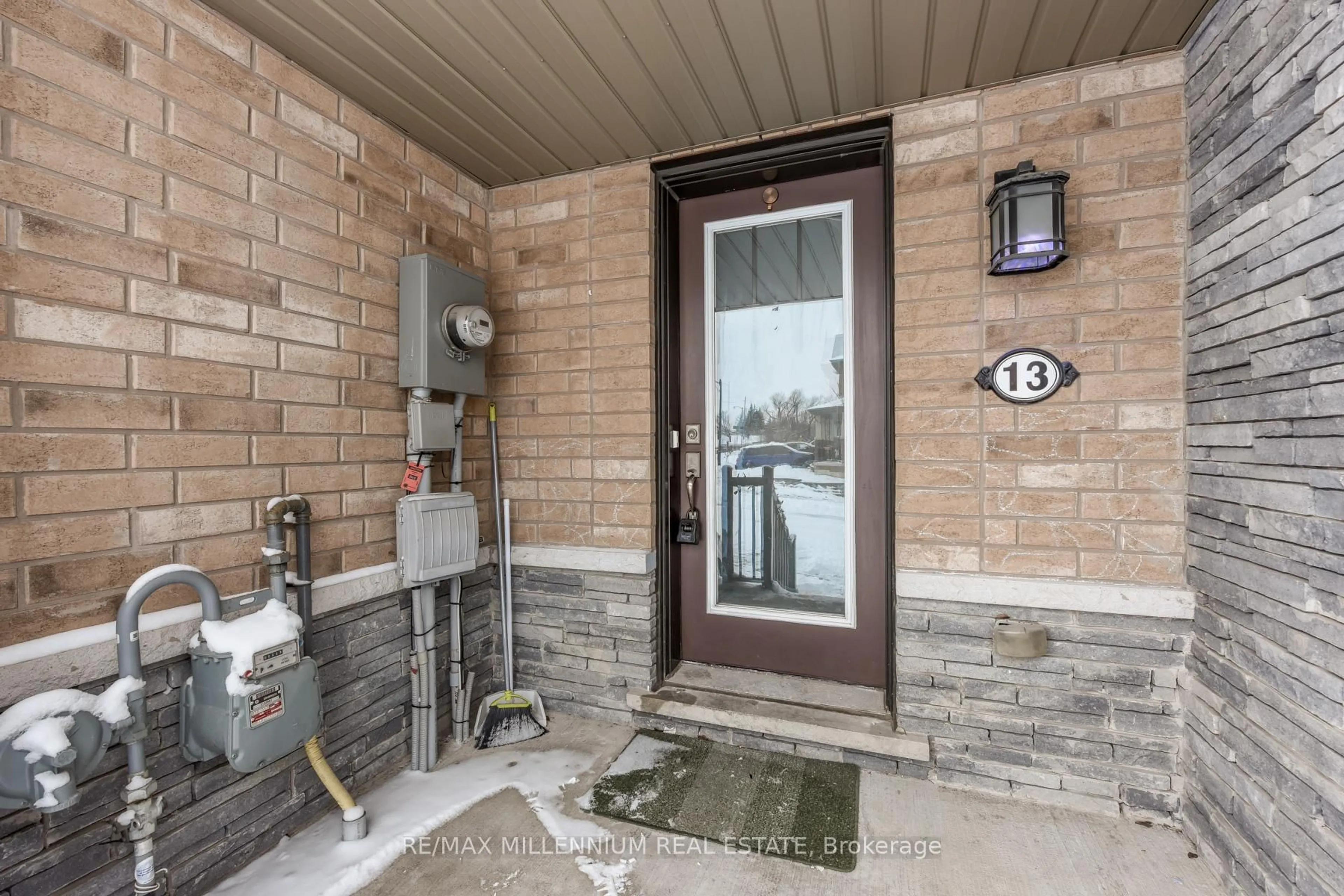 Indoor entryway for 13 Hedges Cres, Hamilton Ontario L8J 0K8