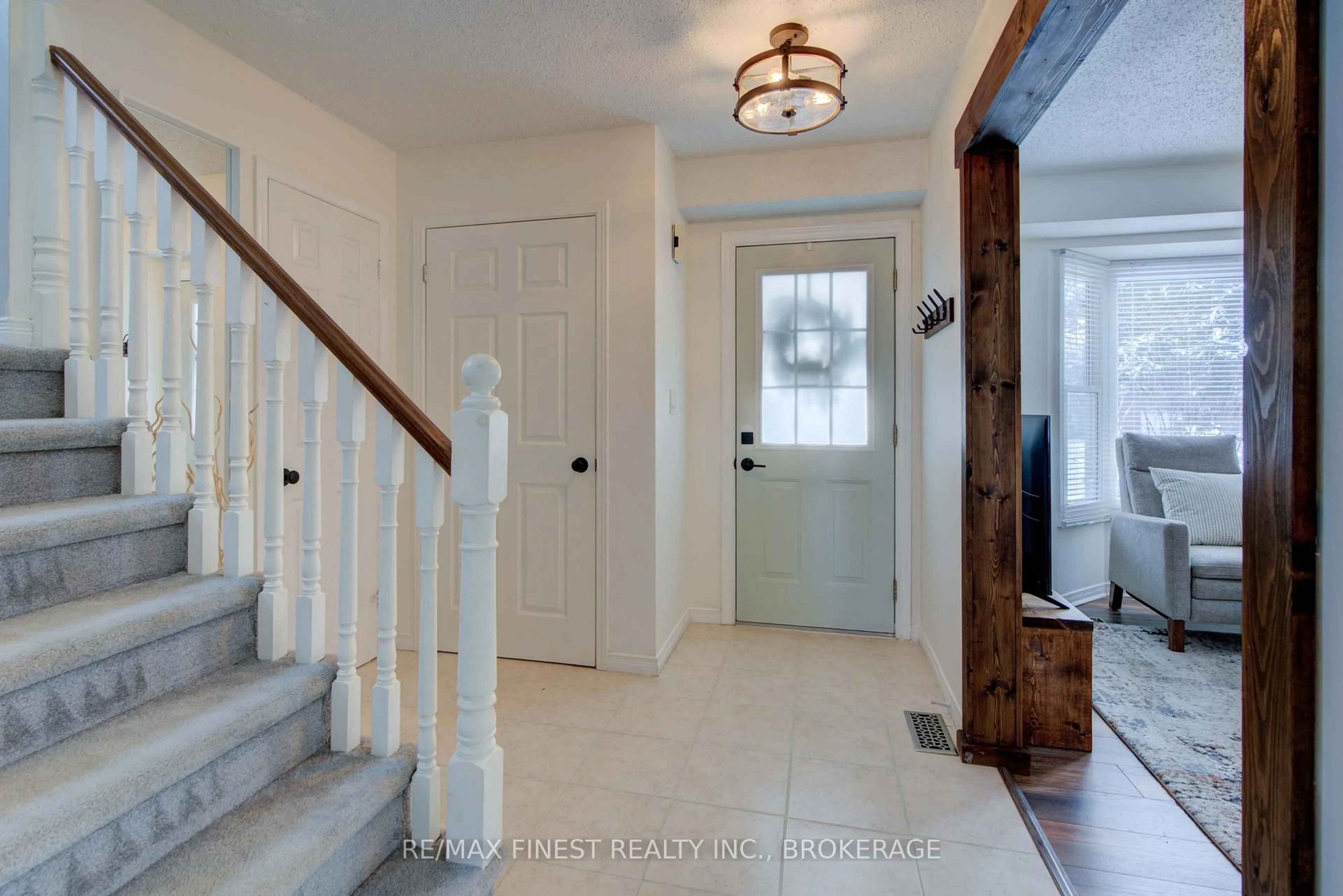 Indoor entryway for 17 Richdale Crt, Kingston Ontario K7K 6N3