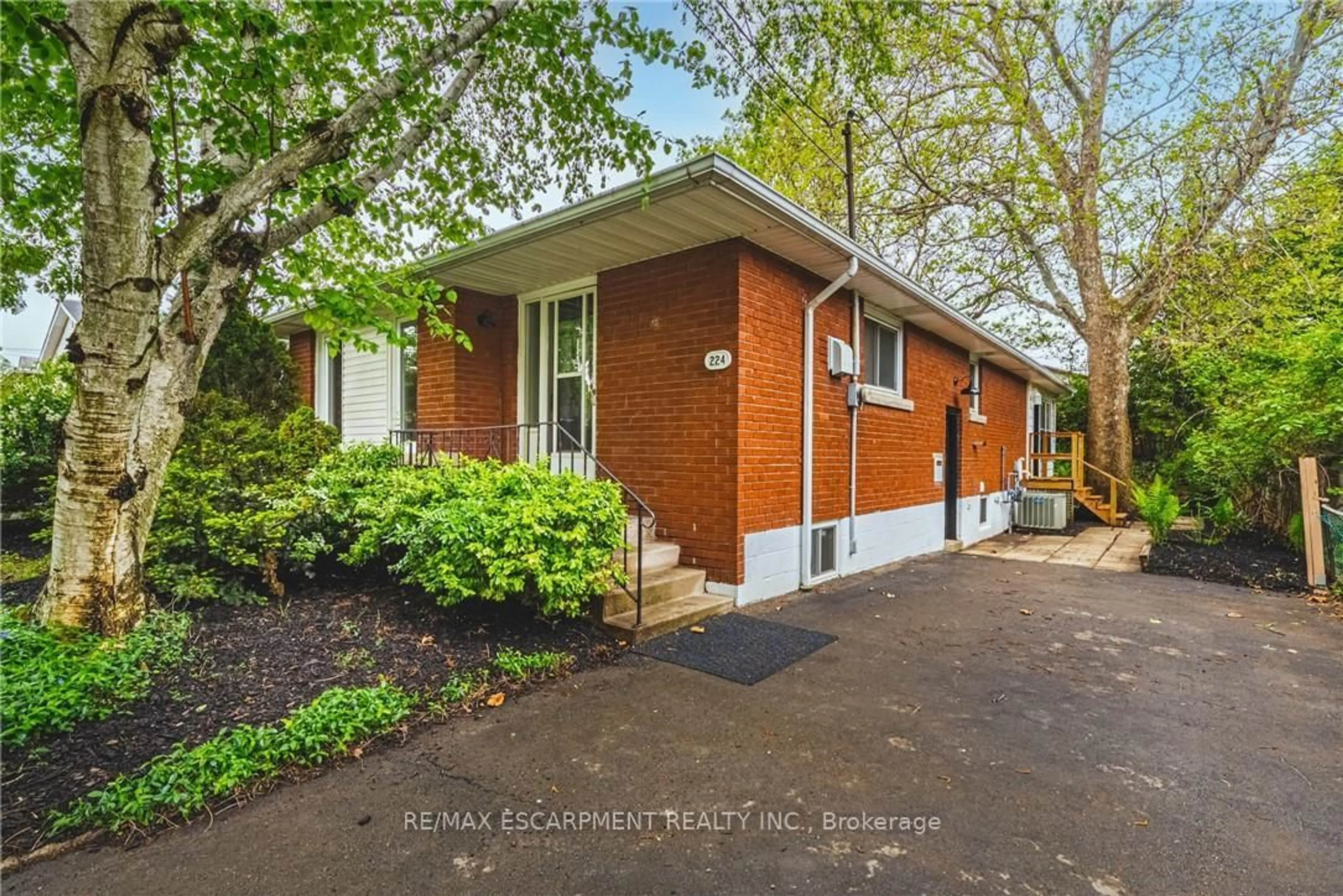 Home with brick exterior material, street for 224 West 16th St, Hamilton Ontario L9C 4C6