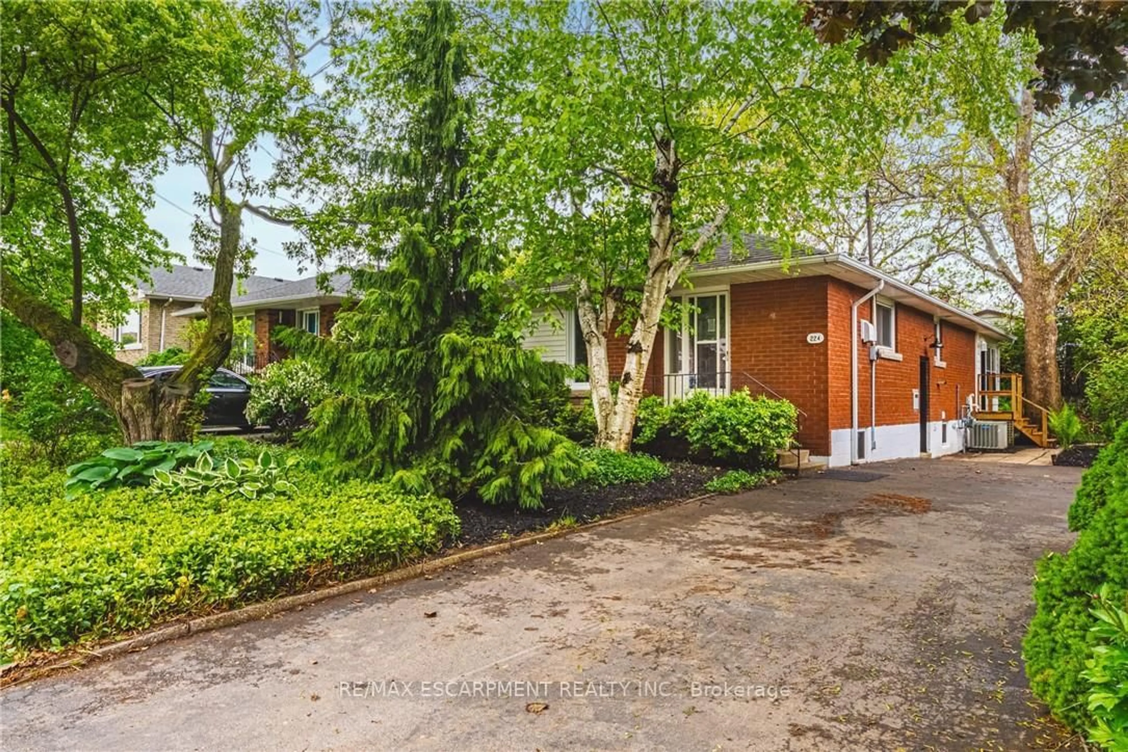 Unknown for 224 West 16th St, Hamilton Ontario L9C 4C6