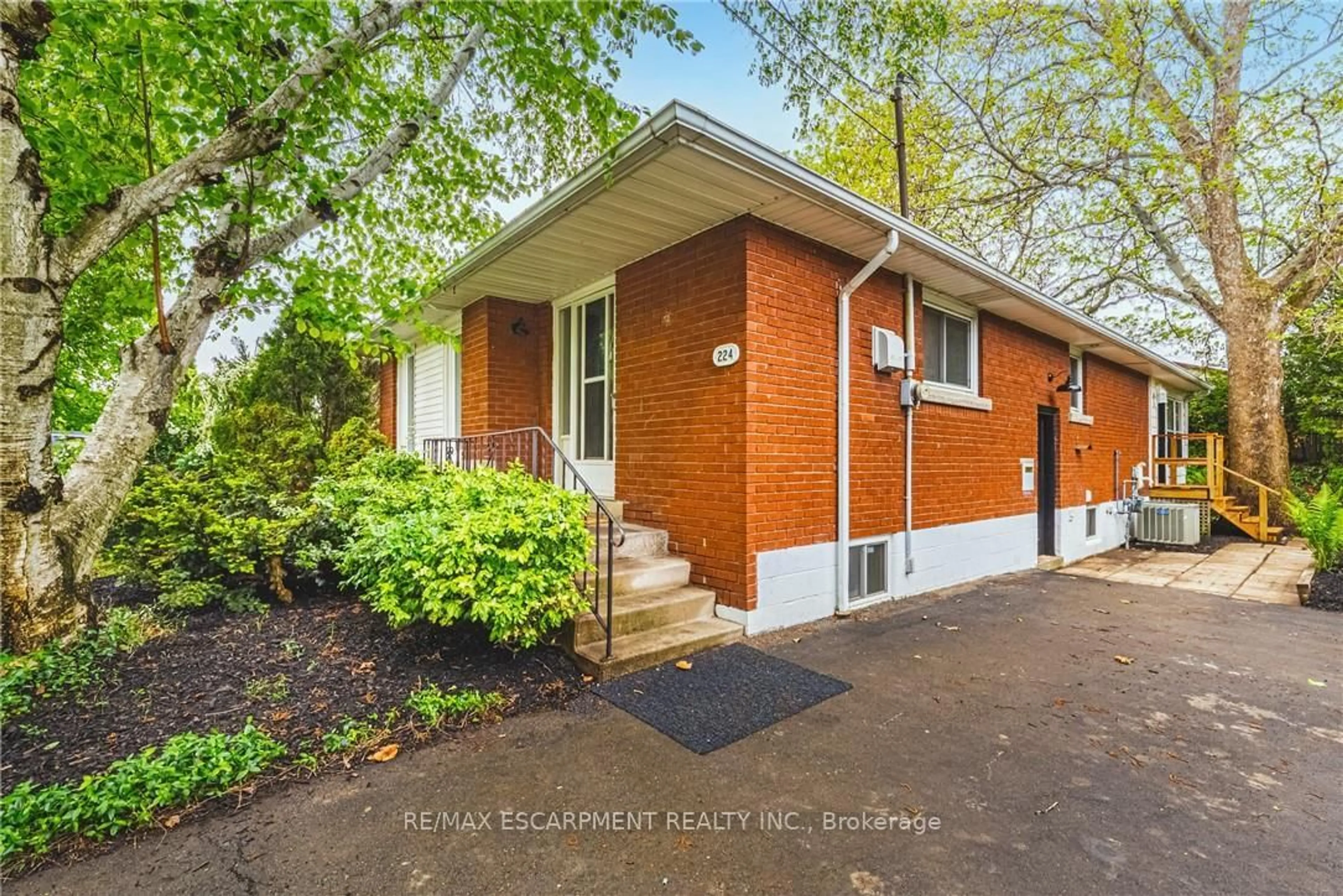 Home with brick exterior material, street for 224 West 16th St, Hamilton Ontario L9C 4C6