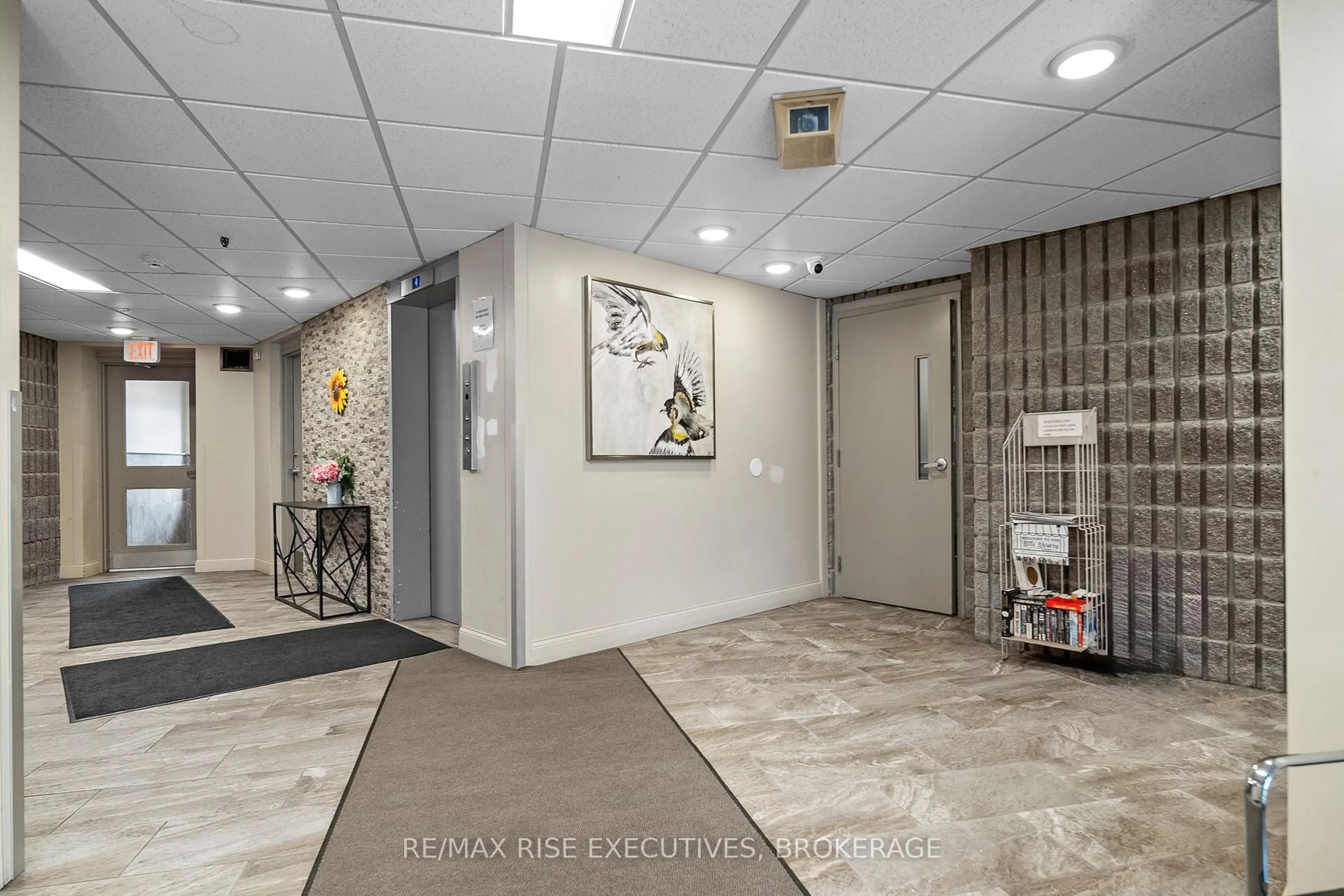 Indoor foyer for 17 Eldon Hall Pl #507, Kingston Ontario K7M 7H5