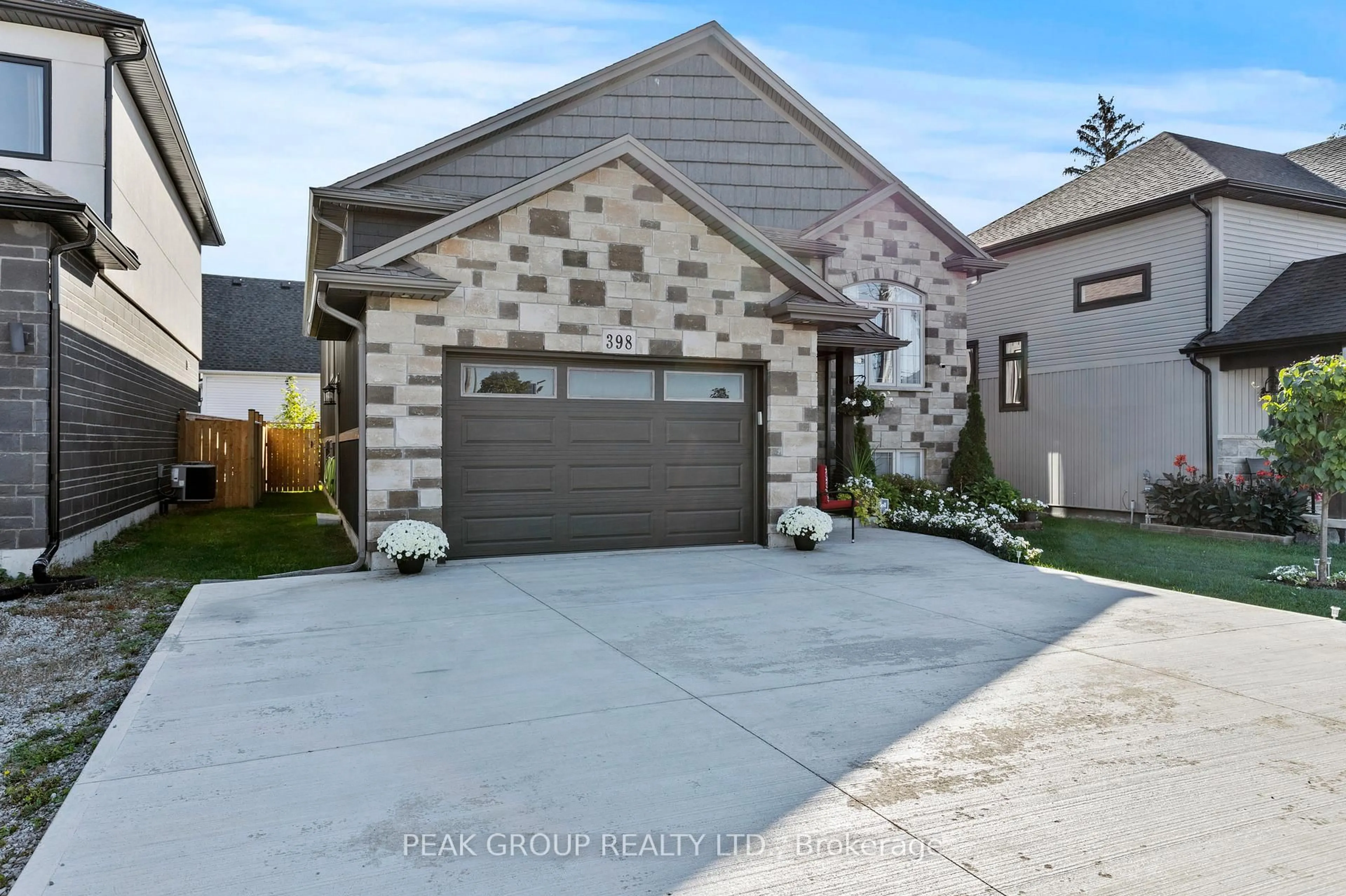 Home with brick exterior material, street for 398 AQUEDUCT St, Welland Ontario L3C 0H3