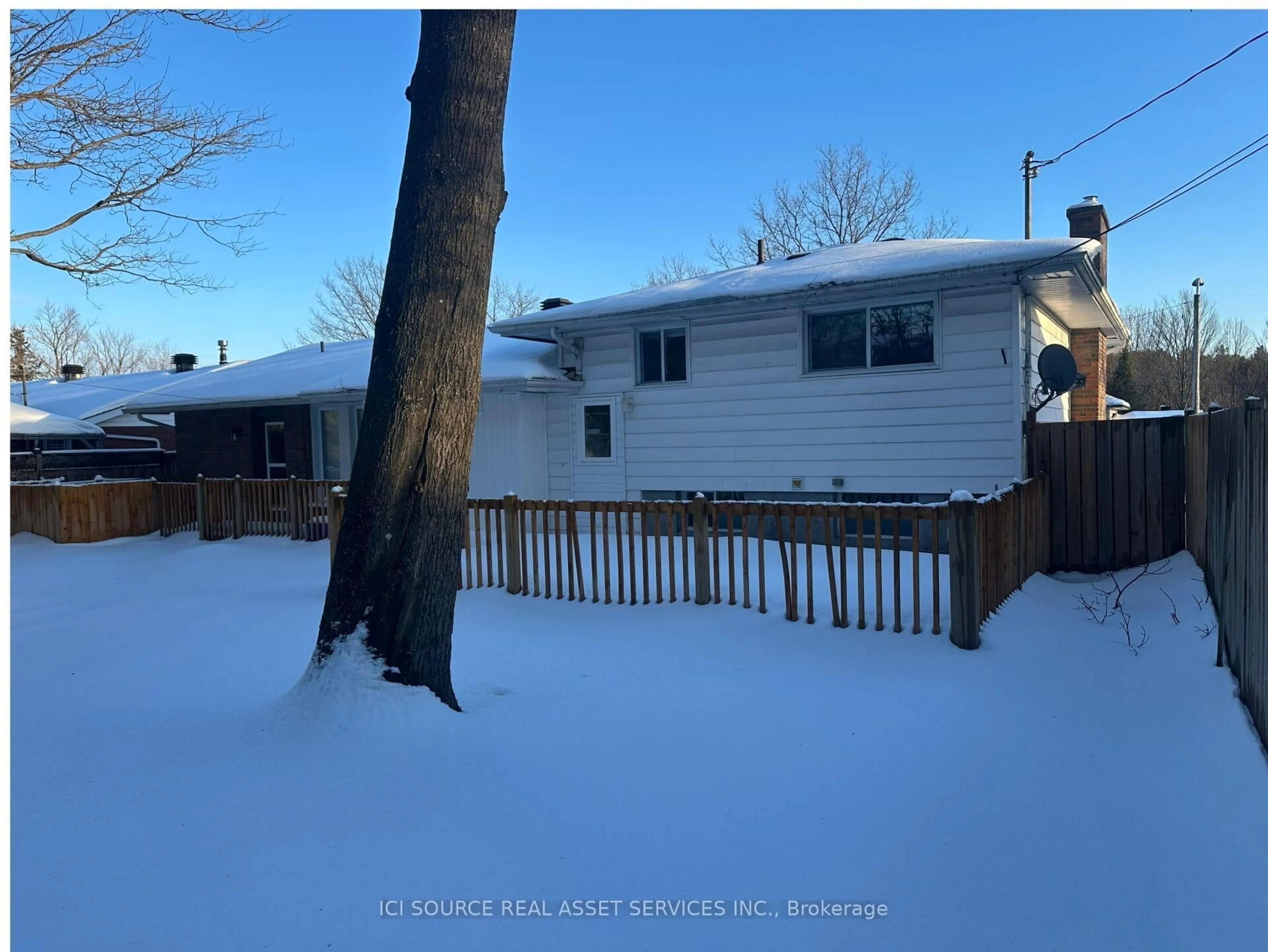 A pic from outside/outdoor area/front of a property/back of a property/a pic from drone, street for 372 Camelot Dr, North Bay Ontario P1A 3K7