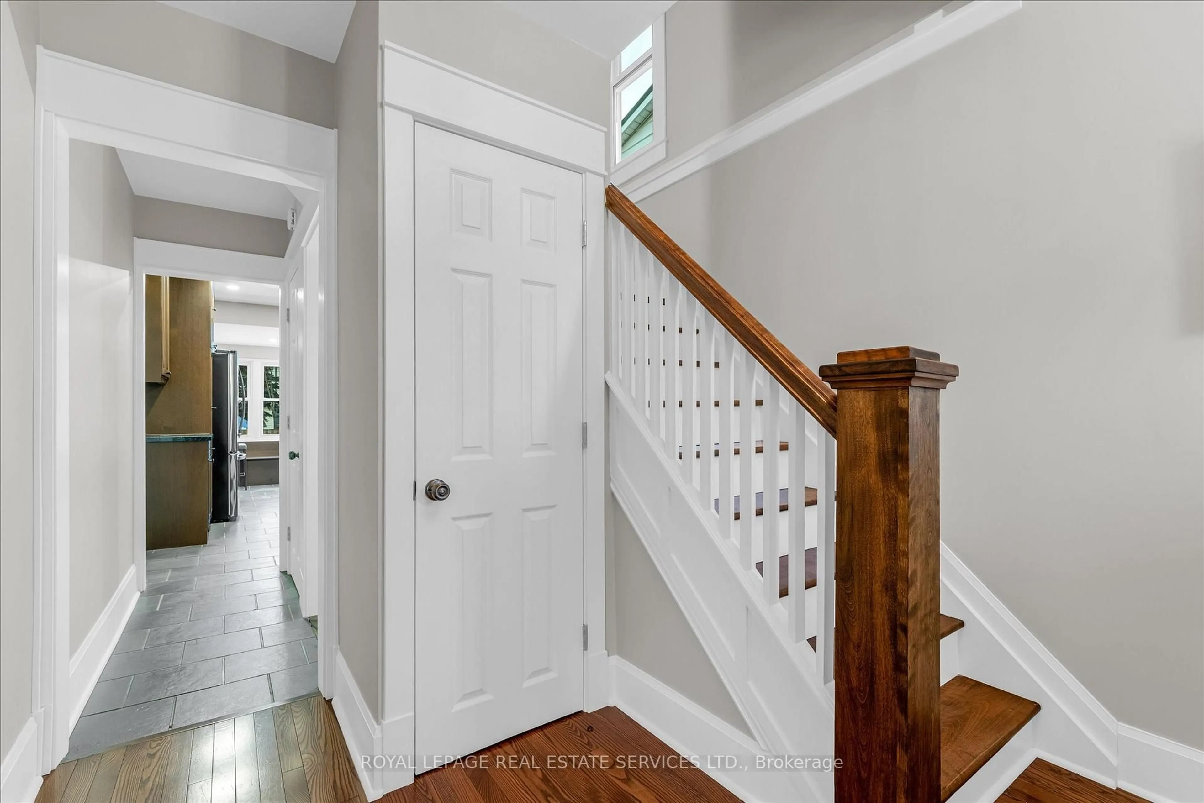 Indoor entryway for 20 Arkell St, Hamilton Ontario L8S 1N4