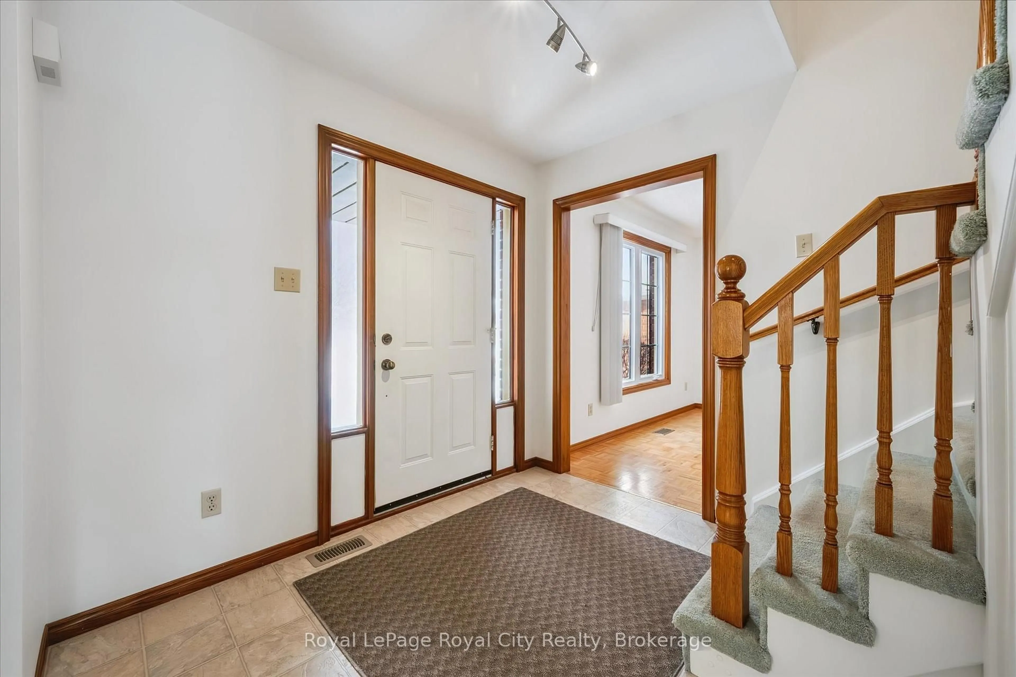 Indoor entryway for 22 Pheasant Run Dr, Guelph Ontario N1C 1B2