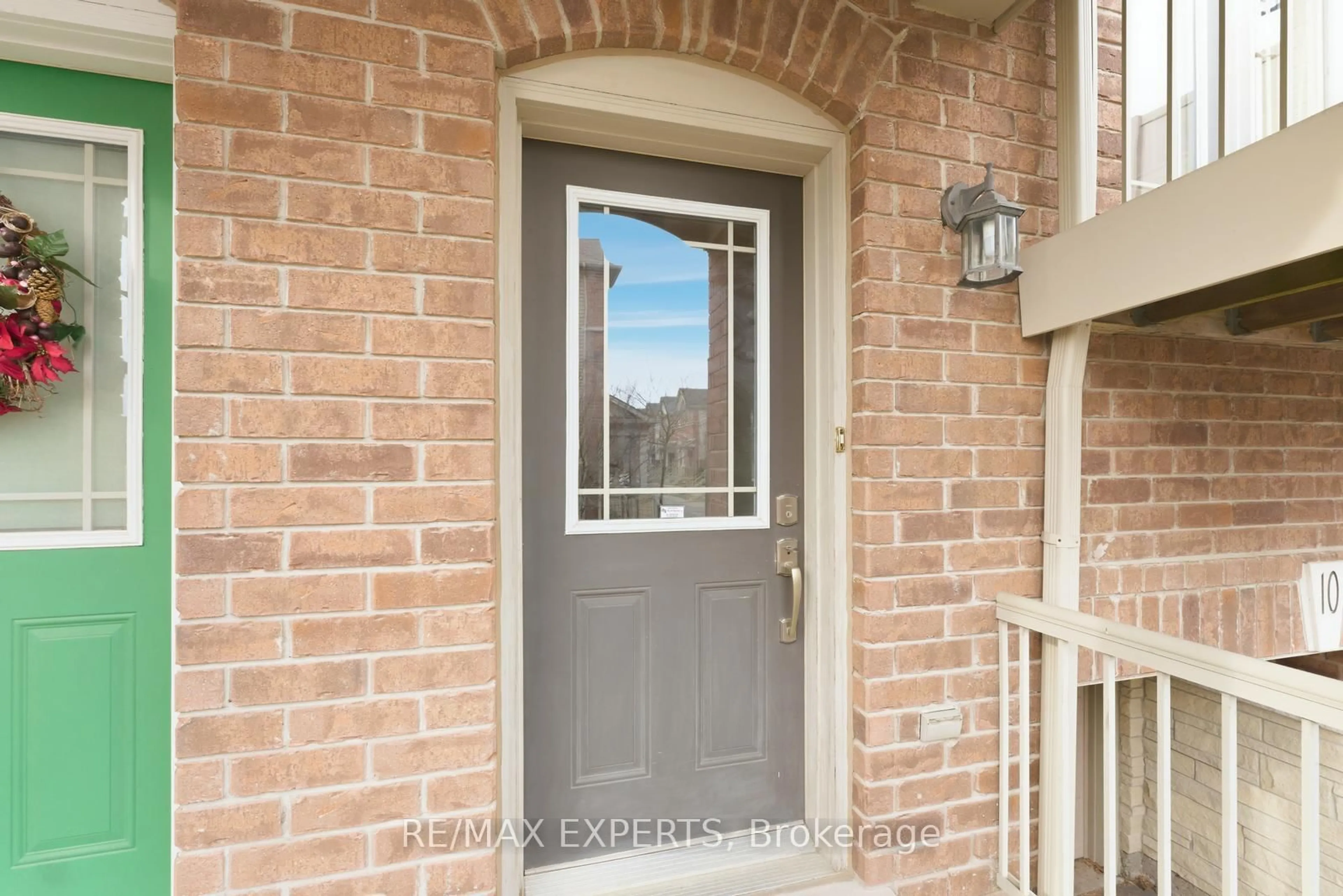 Indoor entryway for 25 Viking Dr #10, Hamilton Ontario L0R 1C0