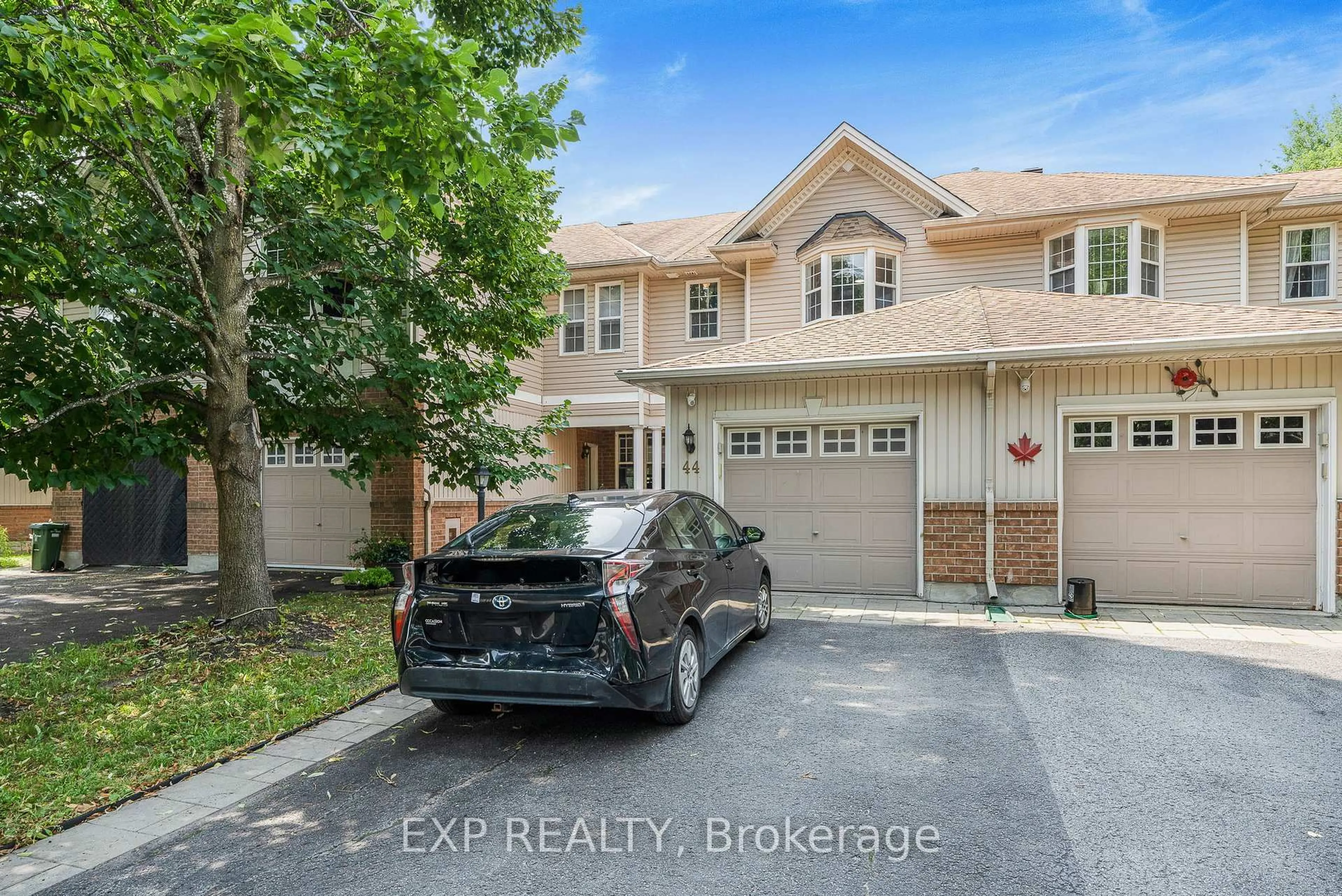 A pic from outside/outdoor area/front of a property/back of a property/a pic from drone, street for 44 TOBERMORY Cres, Ottawa Ontario K2K 3M4