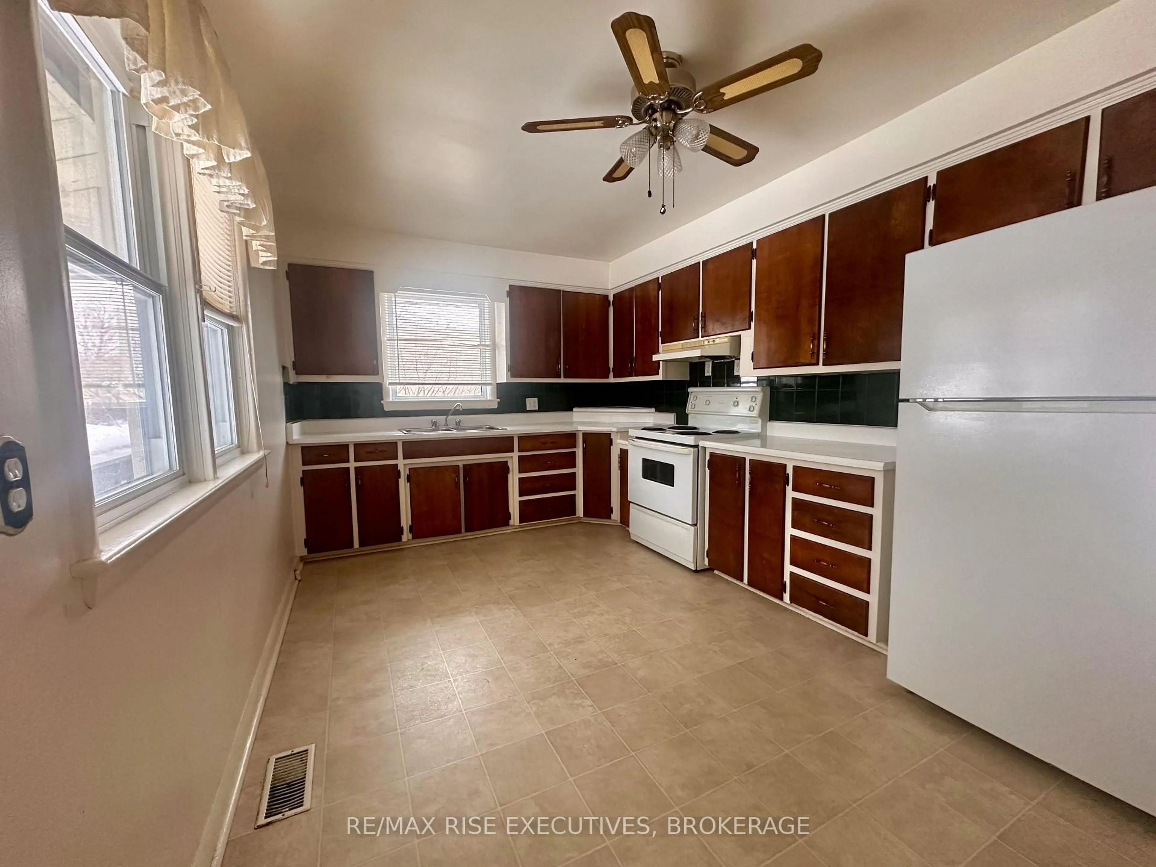 Standard kitchen, ceramic/tile floor for 354 Meadowcrest Rd, Kingston Ontario K7M 3S5