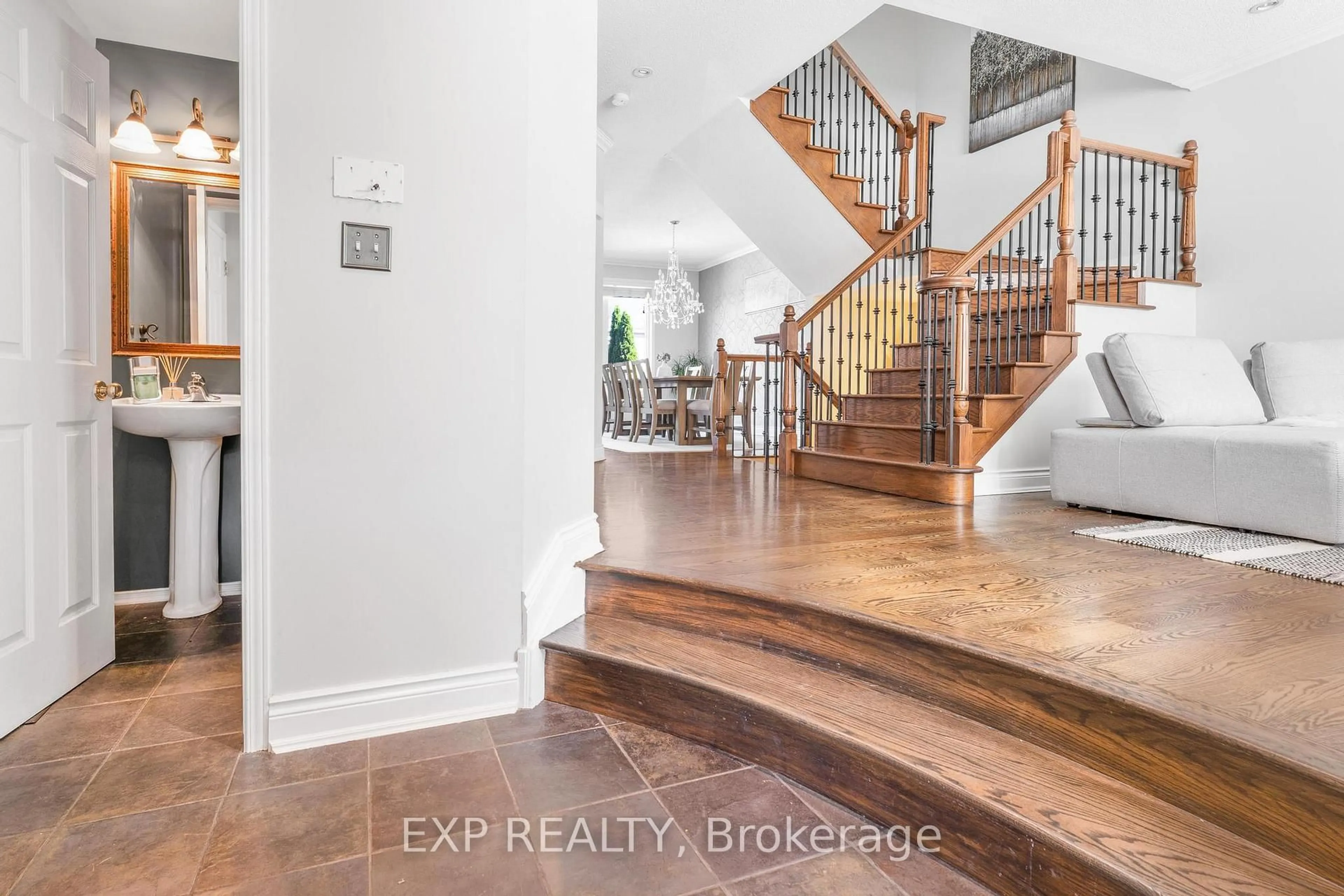 Indoor entryway for 1157 Elmlea Dr, Gloucester Ontario K1J 6W1