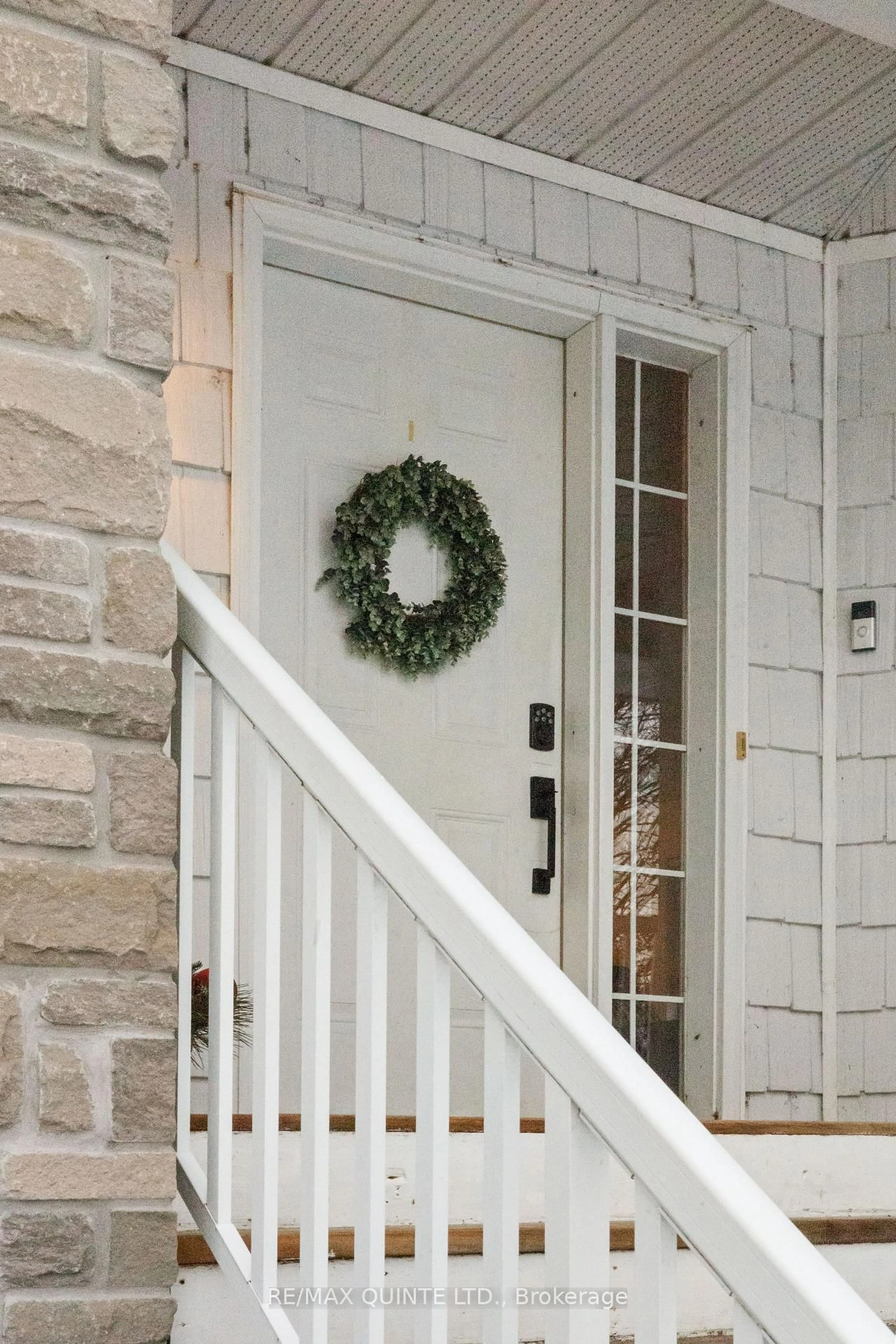 Indoor entryway for 40 Charles Crt, Tweed Ontario K0K 3J0