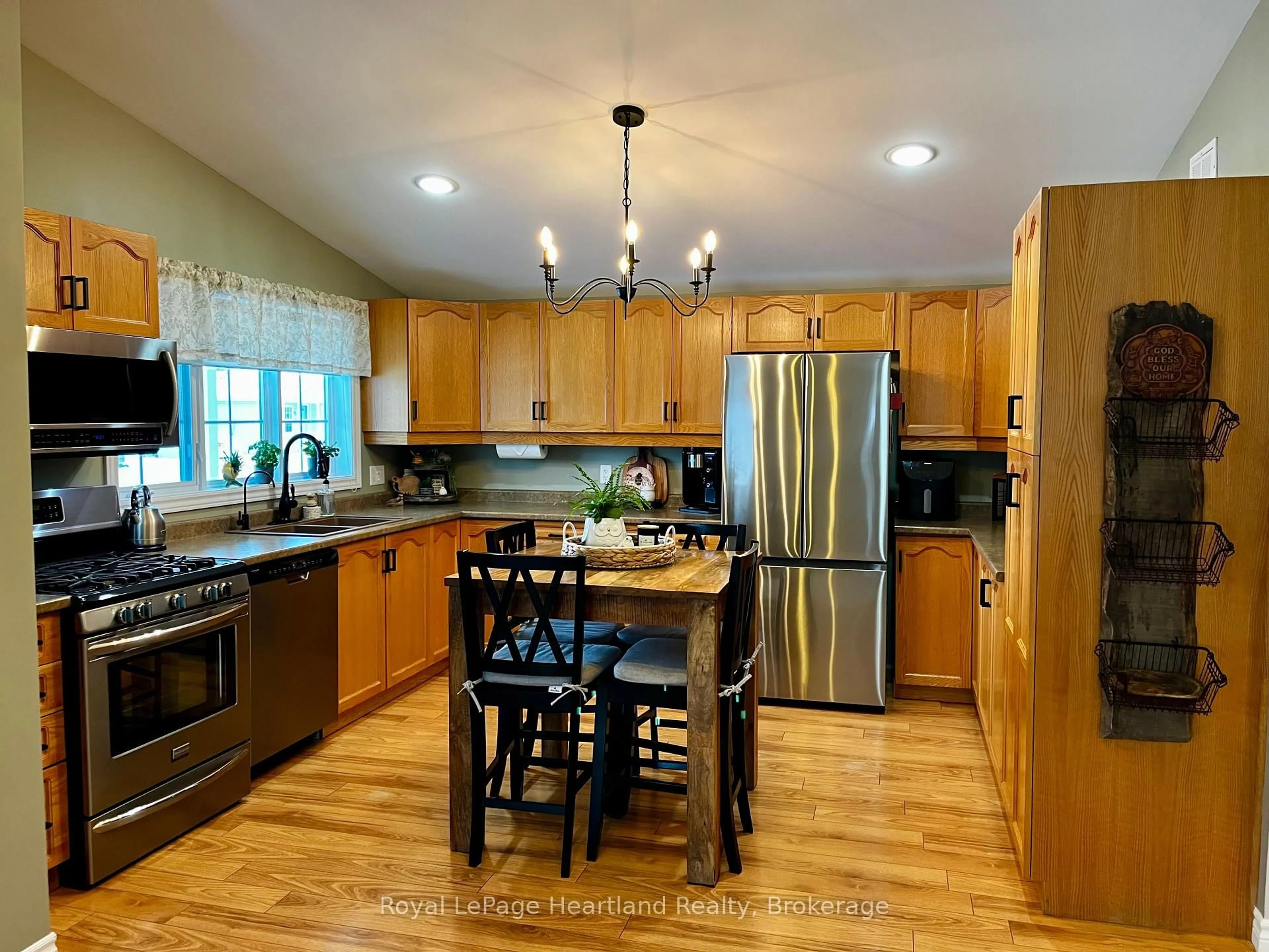 Open concept kitchen, wood/laminate floor for 459 Richard Cres, Strathroy-Caradoc Ontario N7G 3P4