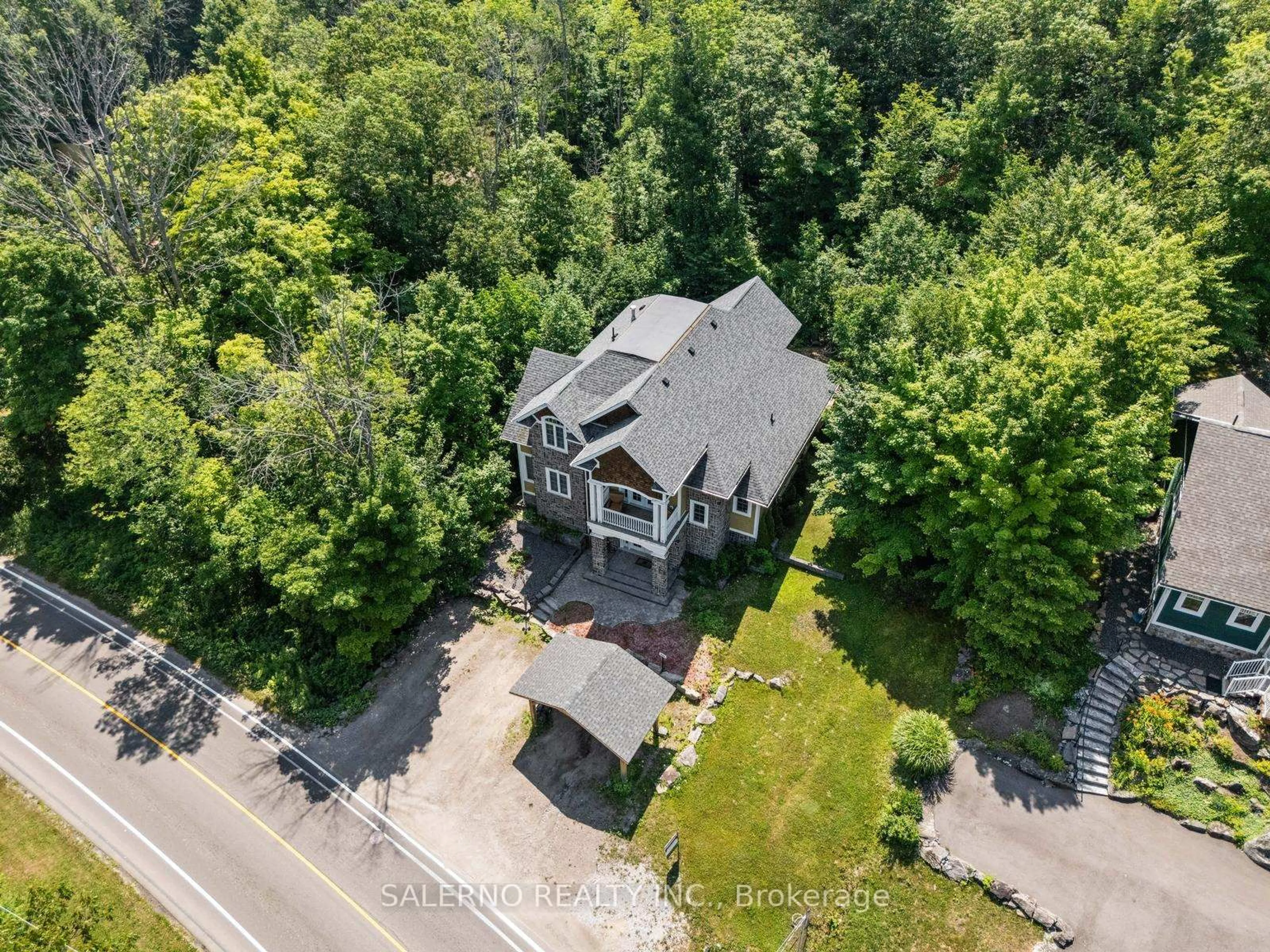 A pic from outside/outdoor area/front of a property/back of a property/a pic from drone, unknown for 625 James St, Gravenhurst Ontario P1P 1T5