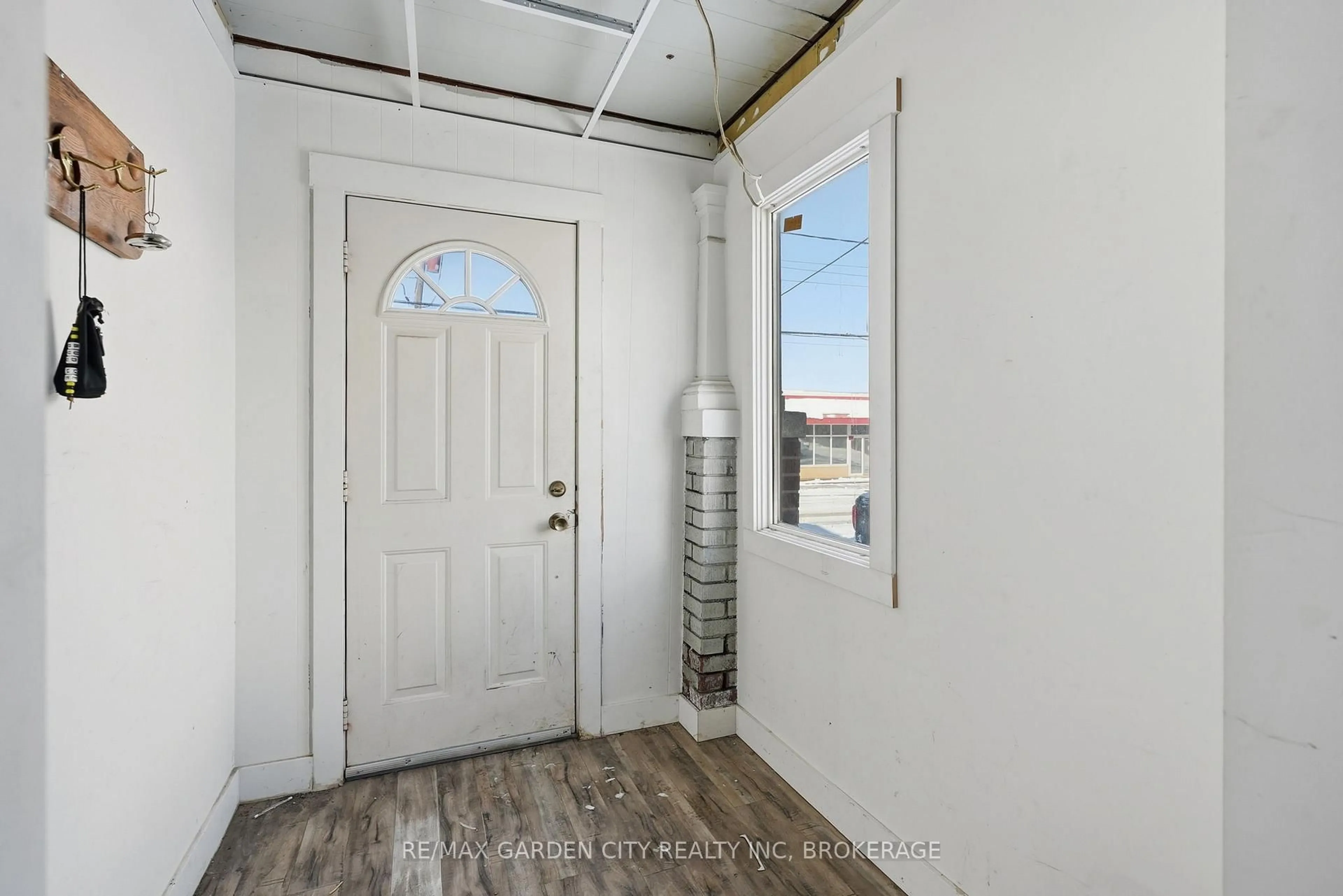 Indoor entryway for 62 Eastchester Ave, St. Catharines Ontario L2P 2Y4