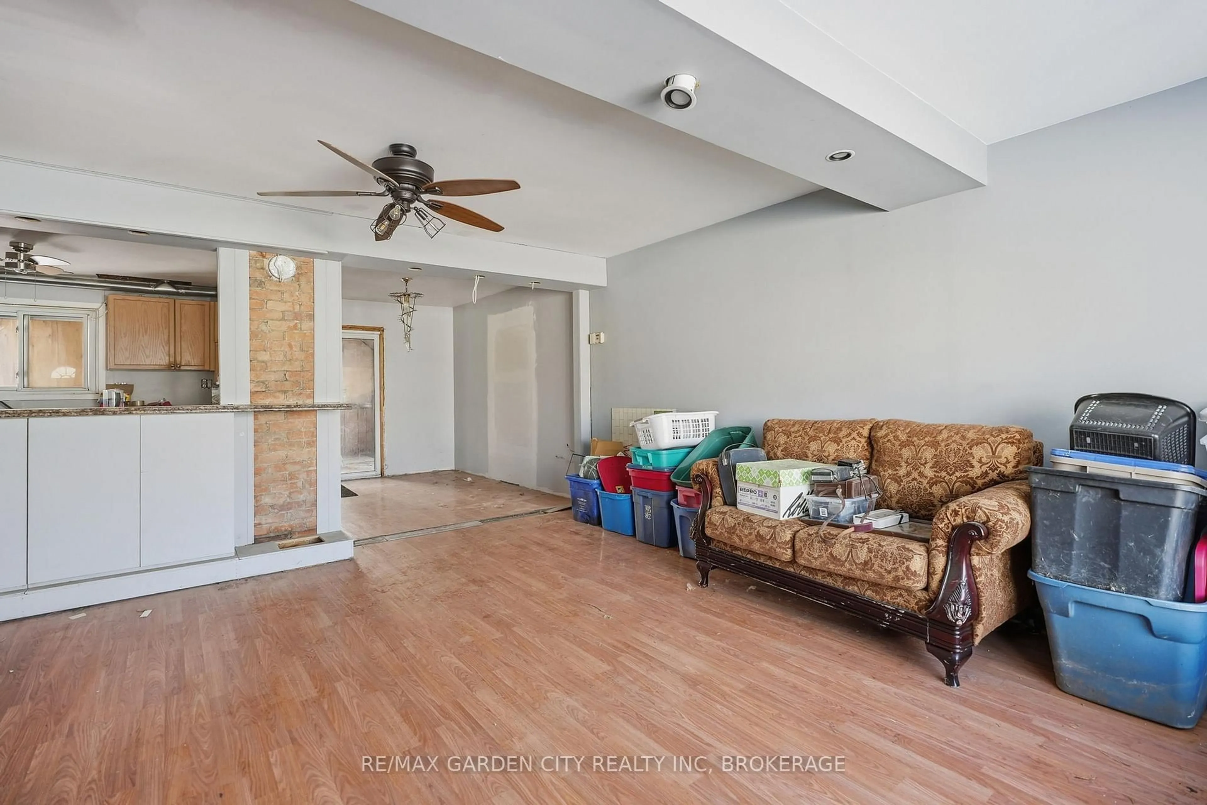 Living room with furniture, unknown for 62 Eastchester Ave, St. Catharines Ontario L2P 2Y4