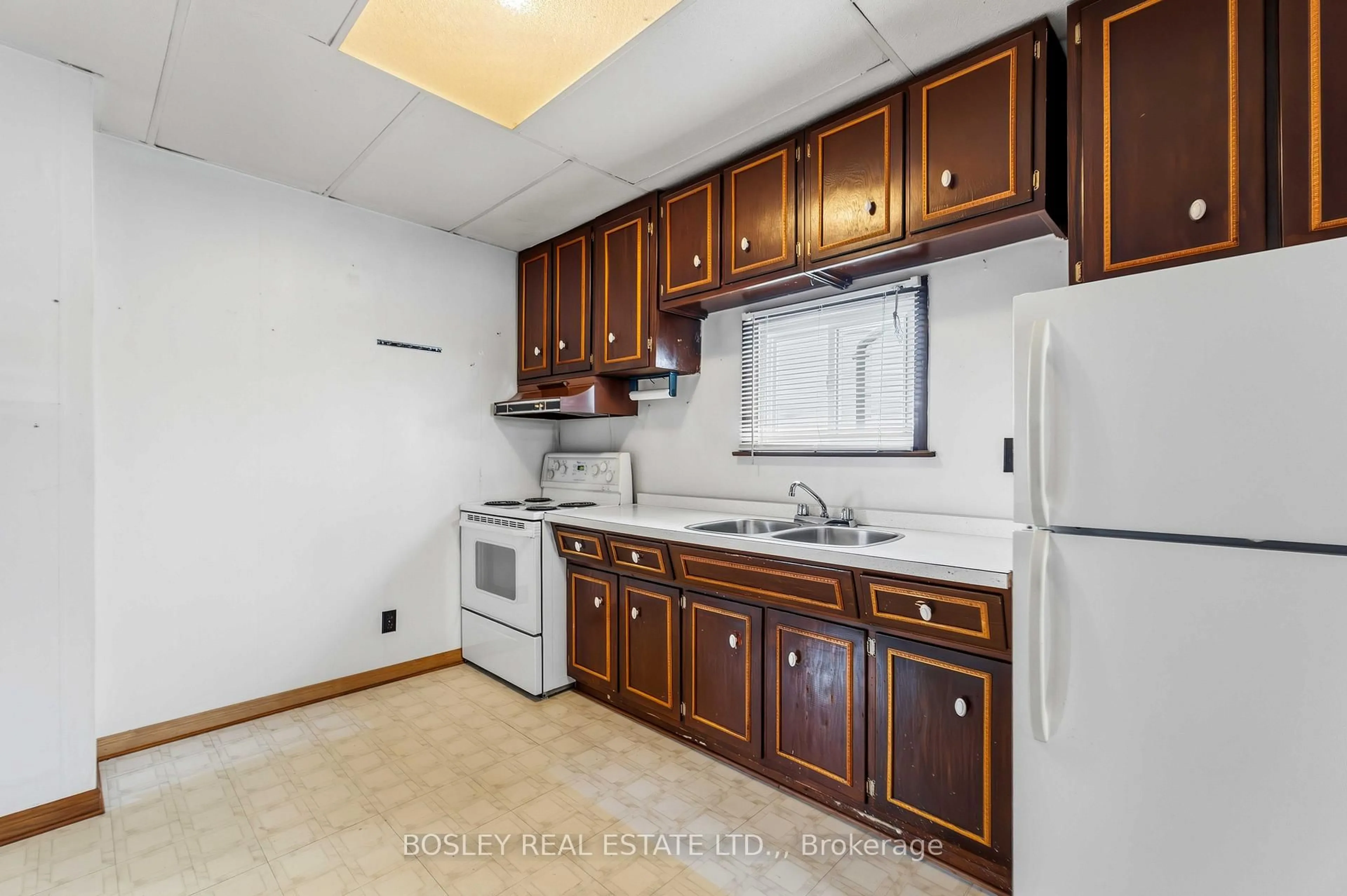 Standard kitchen, unknown for 51 Queen St, Thorold Ontario L2V 3N2