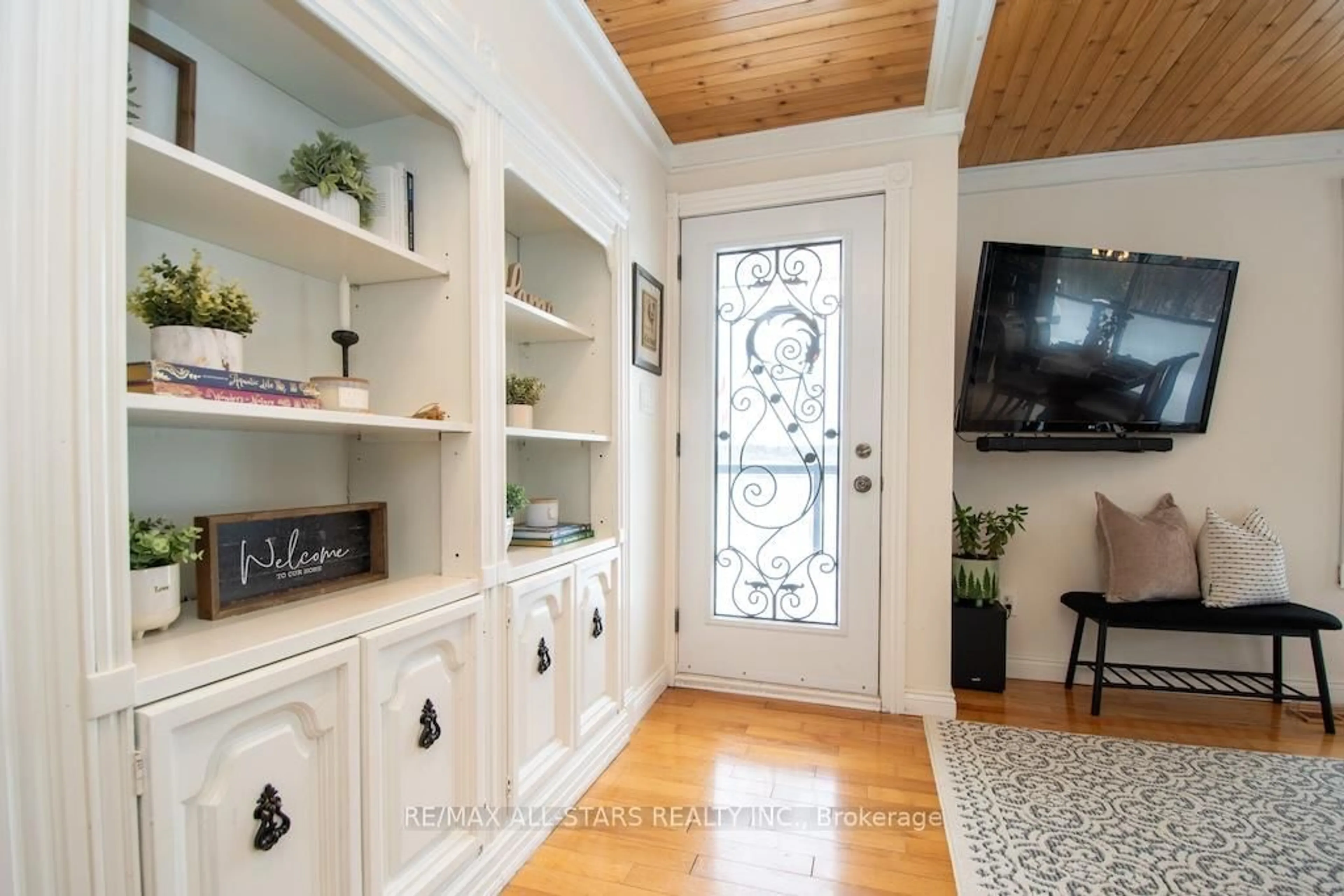 Indoor entryway for 513 Highway 35, Kawartha Lakes Ontario L0A 1K0