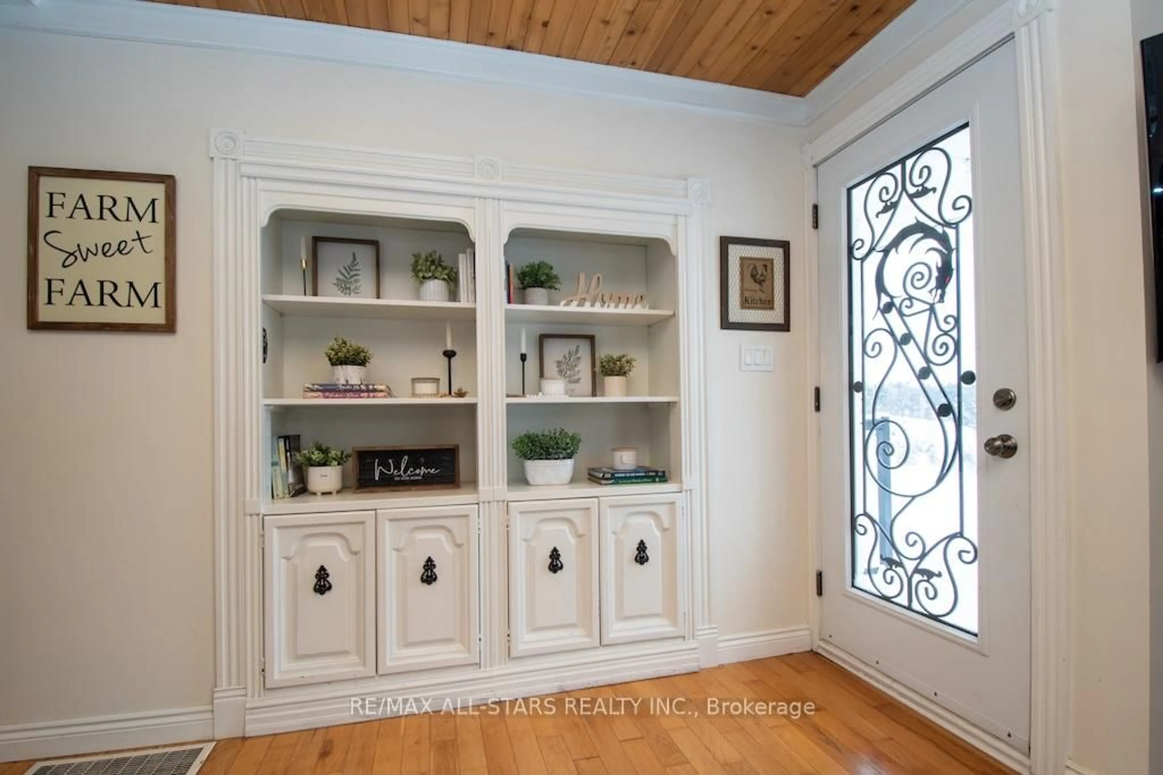 Indoor entryway for 513 Highway 35, Kawartha Lakes Ontario L0A 1K0